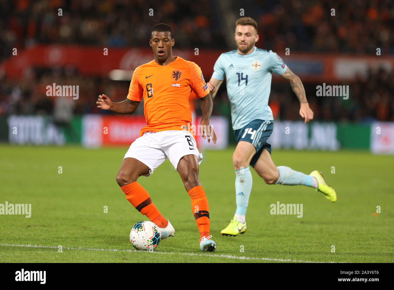 Stadion Feijenoord, Rotterdam, Pays-Bas. 10 Oct, 2019. European Championships 2020 Qualificatif, Pays-Bas contre l'Irlande du Nord ; Netherland's Georginio Wijnaldum passe le ballon en avant - usage éditorial : Action Crédit Plus Sport/Alamy Live News Banque D'Images