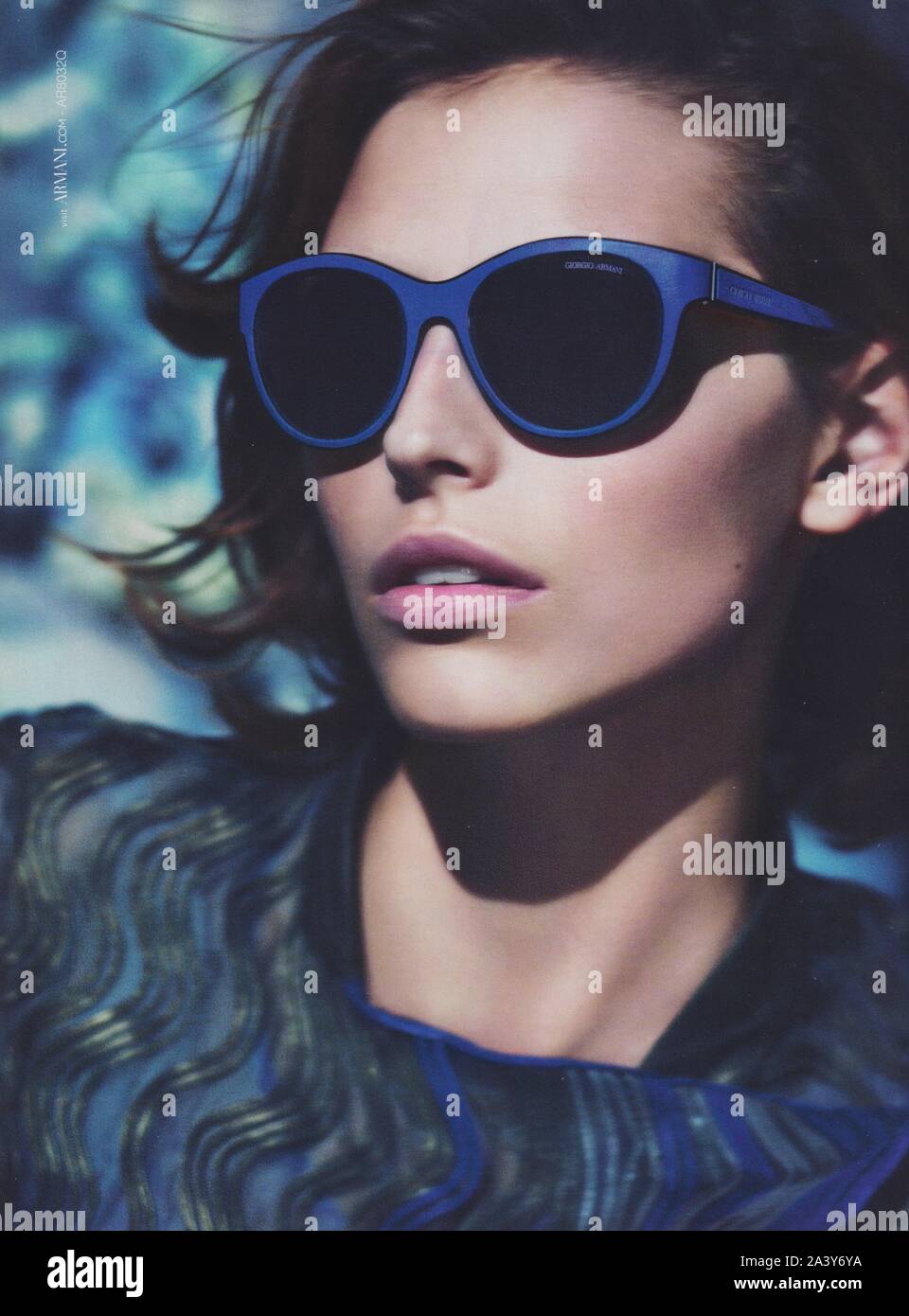 Affiche publicitaire de Giorgio Armani avec Karlina Caune dans magazine à partir de 2014, de la publicité, publicité Giorgio Armani créatif à partir de 2010s Banque D'Images