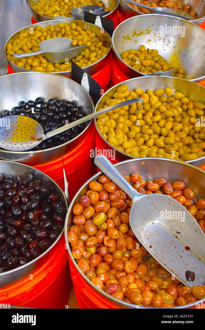 Méditerranée olives marinées dans des bols de goûter et d'acheter sur le marché français du sud. The vert, brun et d'olives noires disponibles. Banque D'Images