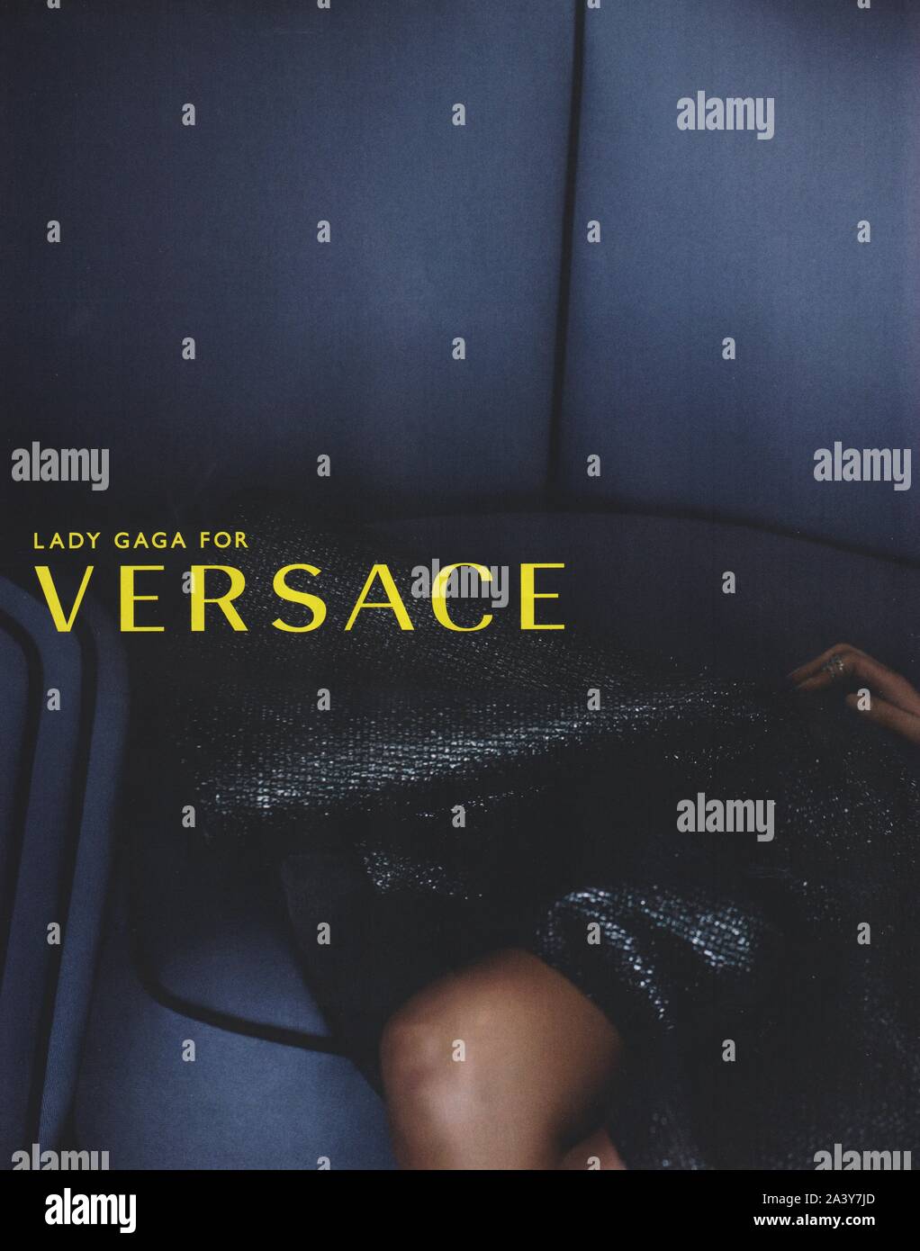 Affiche publicitaire de la maison de couture VERSACE avec Lady Gaga dans le magazine papier de l'année 2014, une publicité, une publicité à partir d'VERSACE créatifs 2010s Banque D'Images