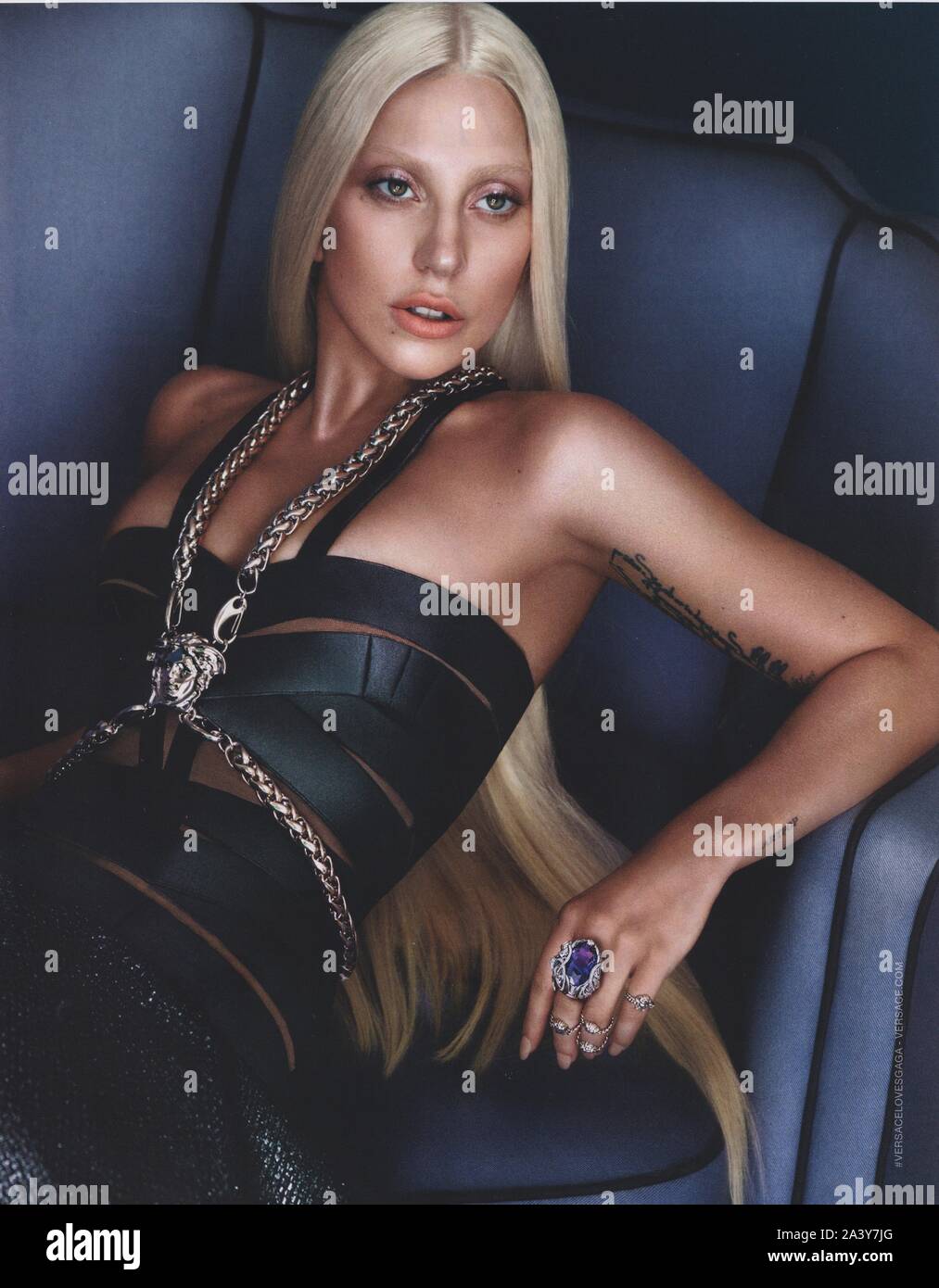 Affiche publicitaire de la maison de couture VERSACE avec Lady Gaga dans le magazine papier de l'année 2014, une publicité, une publicité à partir d'VERSACE créatifs 2010s Banque D'Images