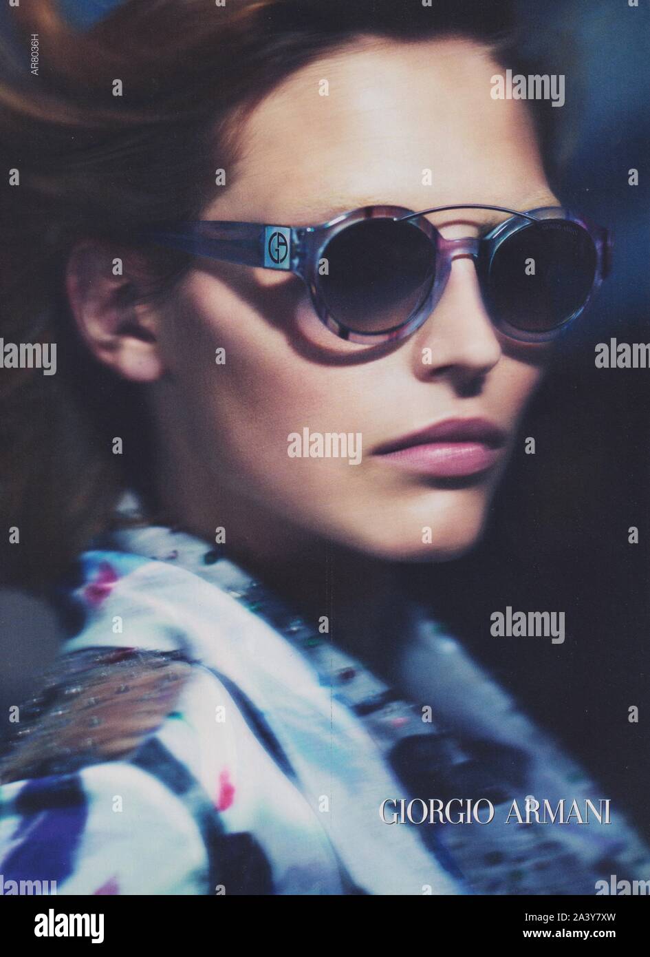 Affiche publicitaire de Giorgio Armani avec Karlina Caune dans magazine à partir de 2014, de la publicité, publicité Giorgio Armani créatif à partir de 2010s Banque D'Images