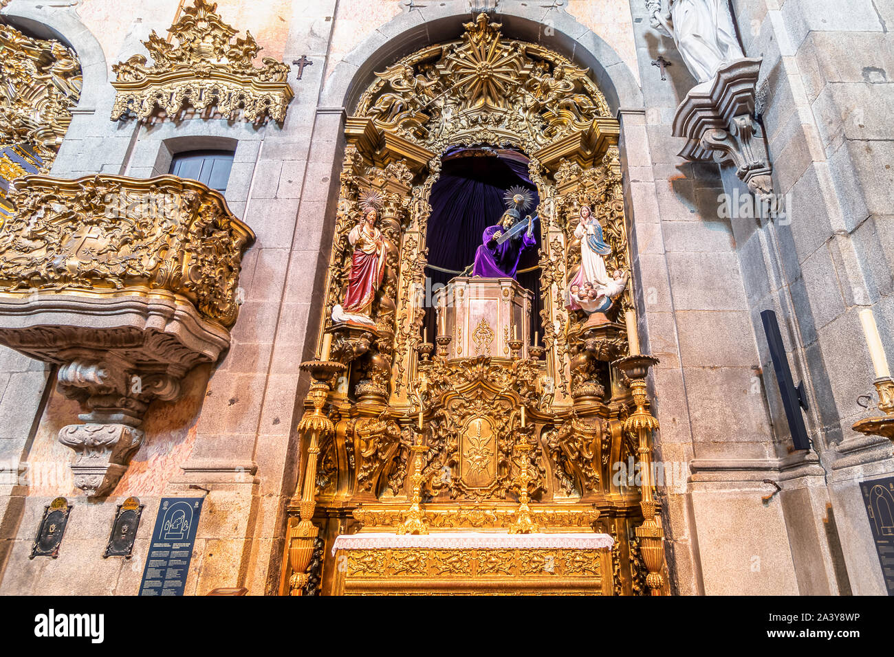 Porto, Portugal - 15 juillet 2019 : Chaire de Senhor dos Passos à l'intérieur de l'église de la Vénérable Troisième Ordre de Nossa Senhora do Carmo (Igreja do Carmo, Banque D'Images