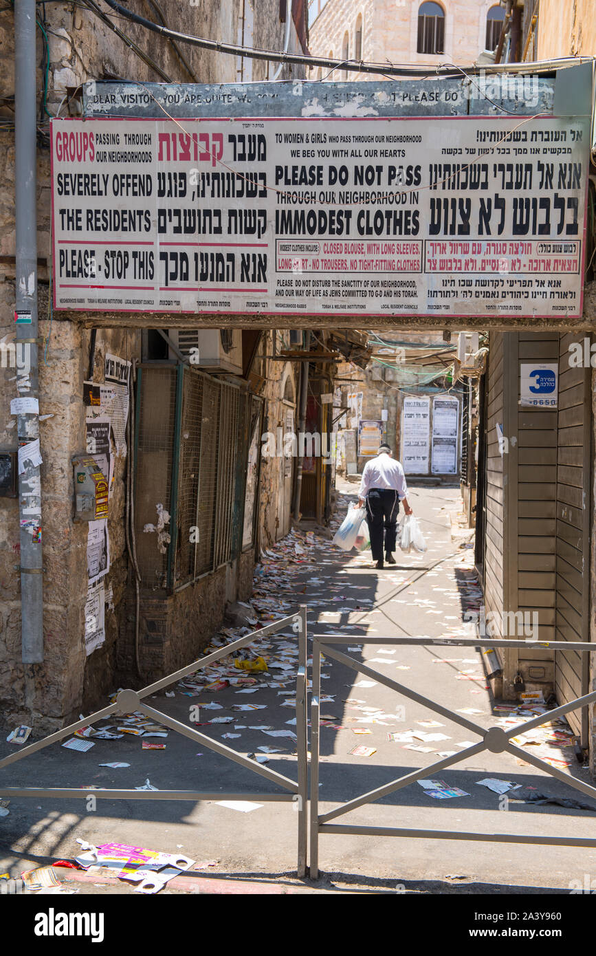 Affiches "modestie" en hébreu et en anglais sont accrochés à chaque entrée de Mea Shearim, l'un des plus anciens quartiers juifs ultra-orthodoxes à Jérusalem. Banque D'Images