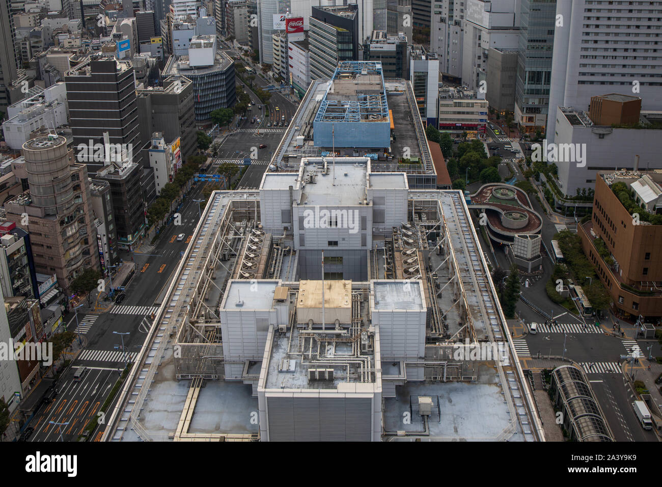 Osaka, Japon - 22 septembre 2019 : matériel de climatisation sur le toit d'un immeuble de bureaux dans le centre-ville Quartier des affaires Banque D'Images