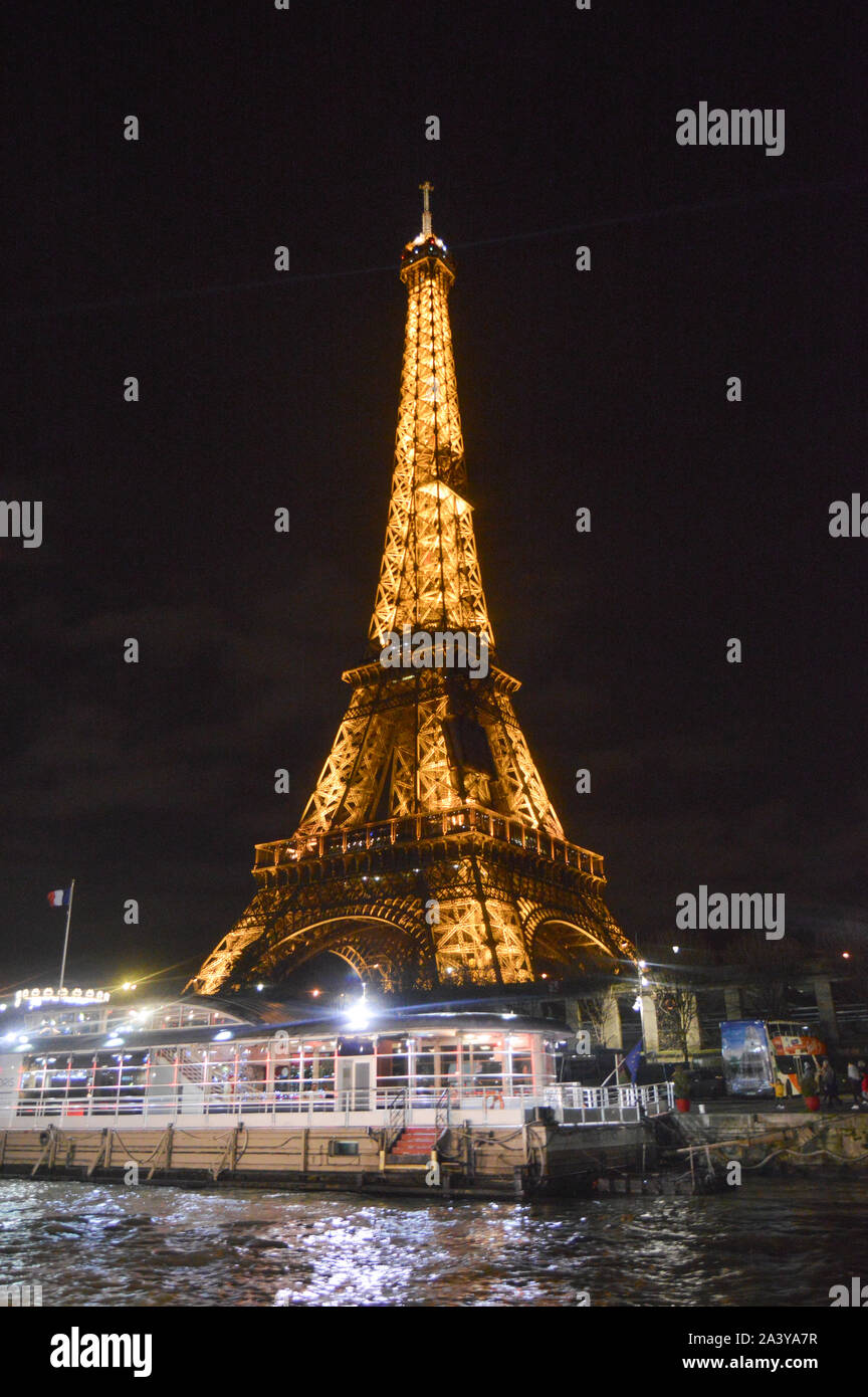 Tour Eiffel illuminée la nuit à Paris France prises à partir de la Sienne river Banque D'Images