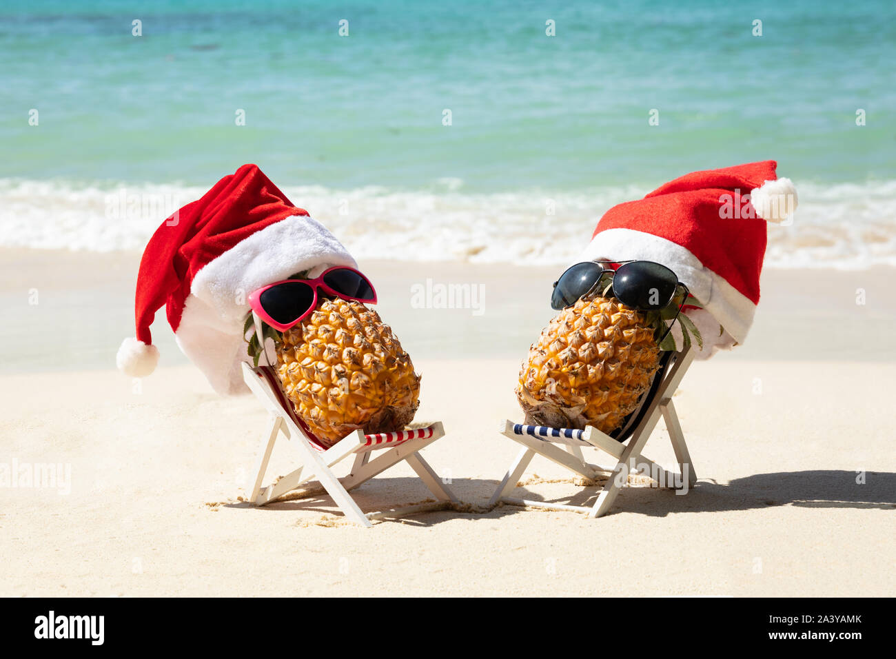 Close-up of Santa's Hat et lunettes de plus de l'ananas sur la petite  chaise longue à Beach Photo Stock - Alamy