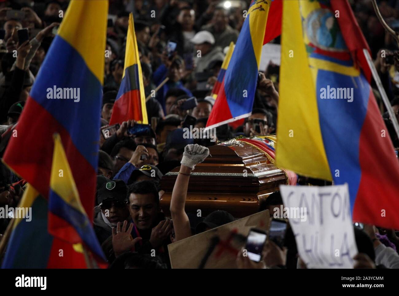 Quito, Equateur. 10 Oct, 2019. Les gens portent le cercueil d'une victime des protestations contre la politique économique du gouvernement. En raison des troubles, le gouvernement a déclaré l'état d'urgence et a déménagé à Guayaquil. Credit : Juan Diego Montenegro/dpa/Alamy Live News Banque D'Images