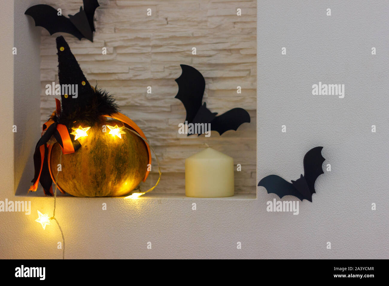 Citrouilles d'Halloween, les chauves-souris, les bougies et les lanternes Banque D'Images