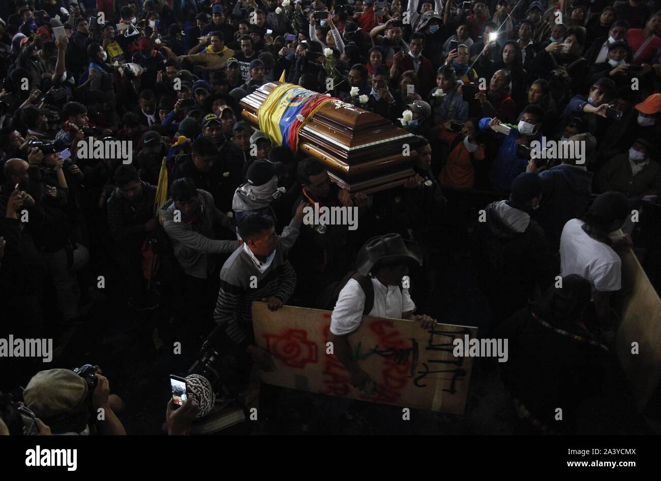 Quito, Equateur. 10 Oct, 2019. Les gens portent le cercueil d'une victime des protestations contre la politique économique du gouvernement. En raison des troubles, le gouvernement a déclaré l'état d'urgence et a déménagé à Guayaquil. Credit : Juan Diego Montenegro/dpa/Alamy Live News Banque D'Images