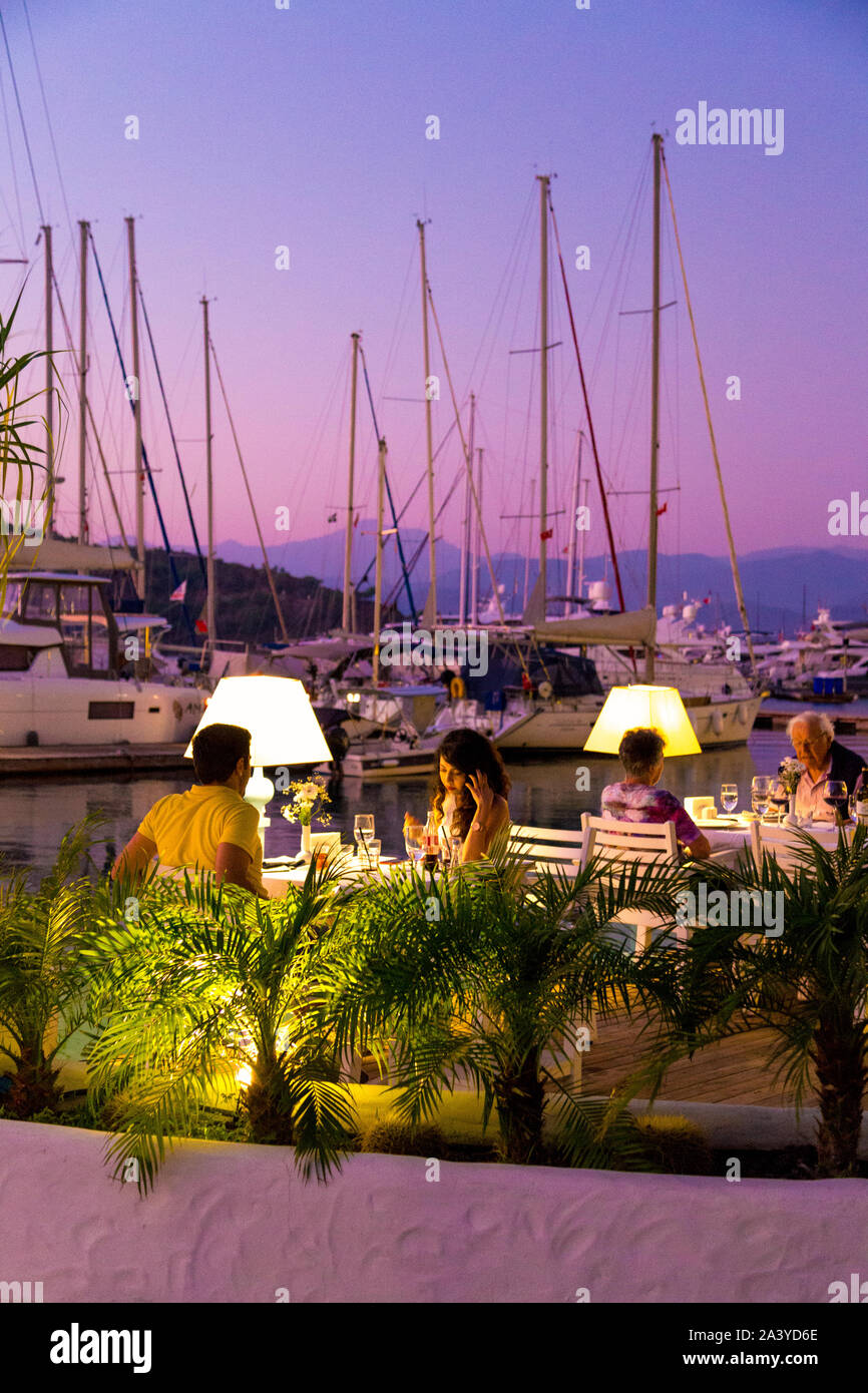 Un couple manger dehors à Mori Yacht Classic Hotel, Restaurant, port de plaisance, de la CEE, Fethiye, Turquie Riviera turque Banque D'Images