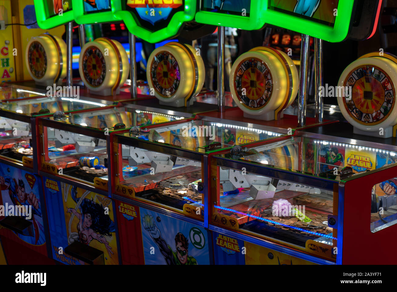 Une pièce de pousser la machine dans une salle de jeux électroniques Banque D'Images