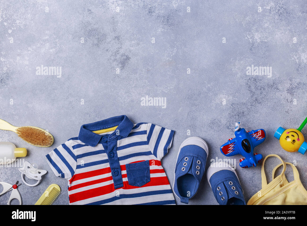 Petit Enfant Ou Bebe Garcon Accessoires Sur Fond Gris Voyage Avec Bebe Concept Photo Stock Alamy