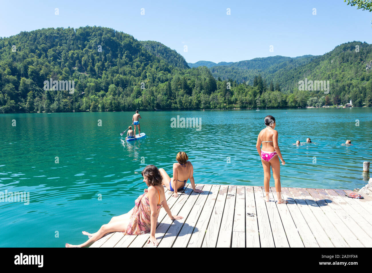 Natation et paddleboarding sur le lac, l'île de Bled (Blejski Otok), le lac de Bled, Bled, Slovénie, la région de la Haute-Carniole Banque D'Images