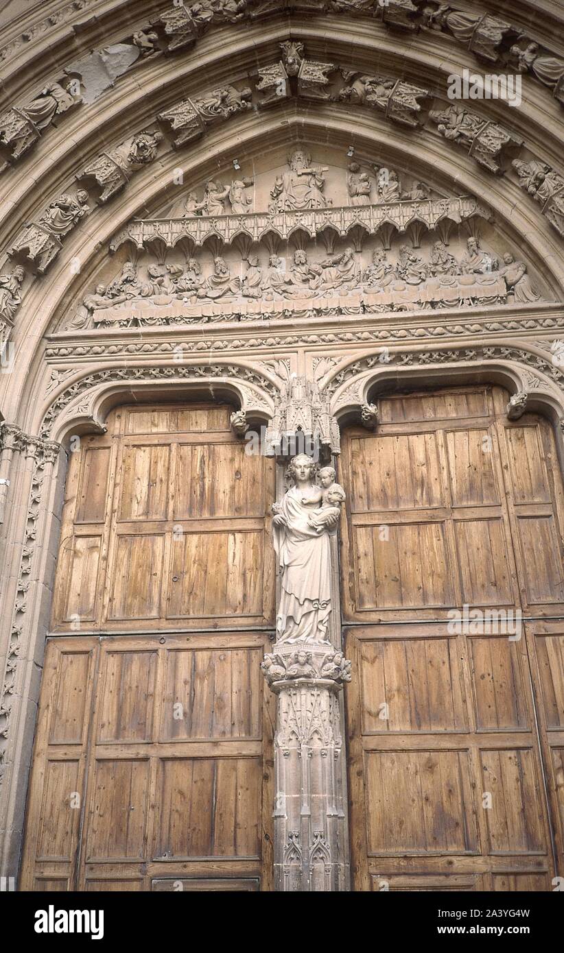 PARTELUZ DE LA PUERTA DEL MIRADOR O DEL MAR DE LA CATEDRAL DE PALMA DE MAJORQUE - SIGLO XIV. Auteur : MOREY PEDRO. Emplacement : CATEDRAL. Palma. MALLORCA. L'ESPAGNE. Enfant Jésus. Vierge Marie. Banque D'Images