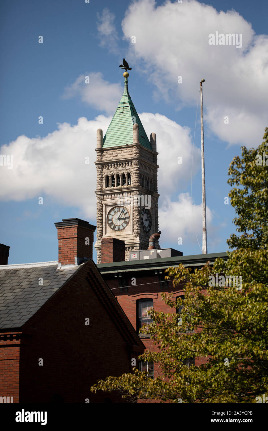 La tour de l'horloge de l'hôtel de ville au centre-ville de Lowell, Massachusetts, États-Unis. Banque D'Images