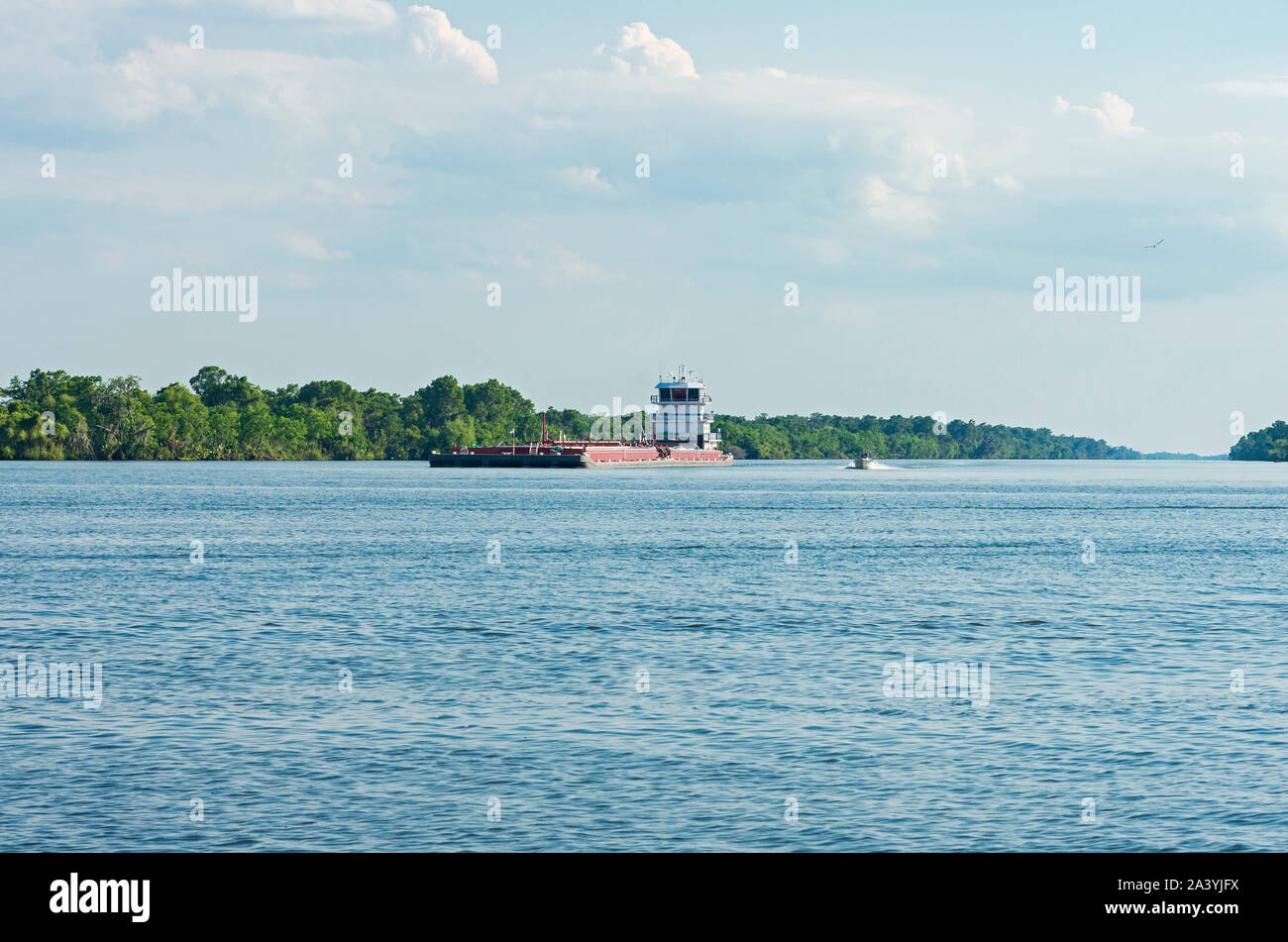 Barge et motor yacht sur la région du delta du fleuve Mississippi dans le sud de la Louisiane Banque D'Images