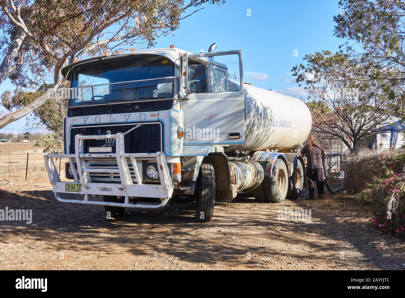 C 1980 Volvo F1023 10 litres 6 cylindres à turbocompresseur camion diesel offrant 13 500 litres/3500 gallons us d'eau domestique à une maison de ferme. Banque D'Images