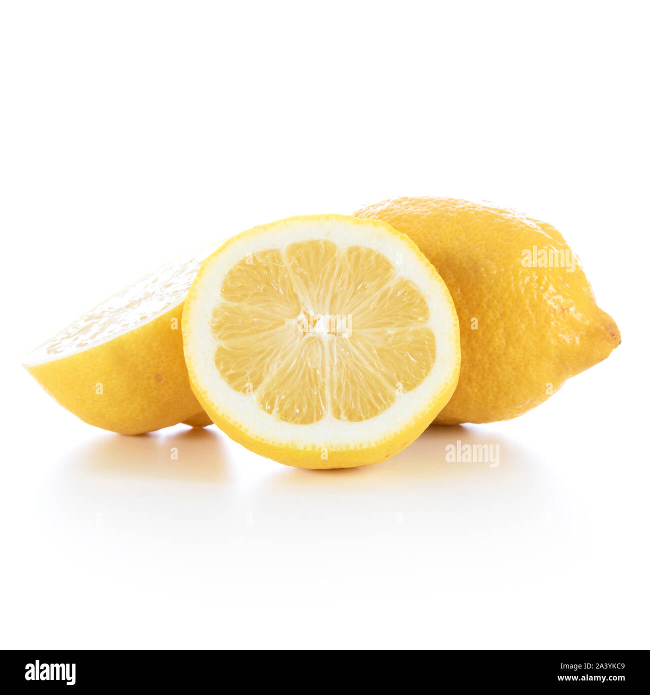 Les citrons, coupés en deux et ensemble, sur un fond blanc avec ombre Banque D'Images