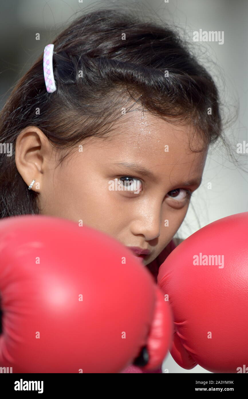 Jolie Filipina Fit Boxer enfant athlète Wearing Boxing gloves Banque D'Images