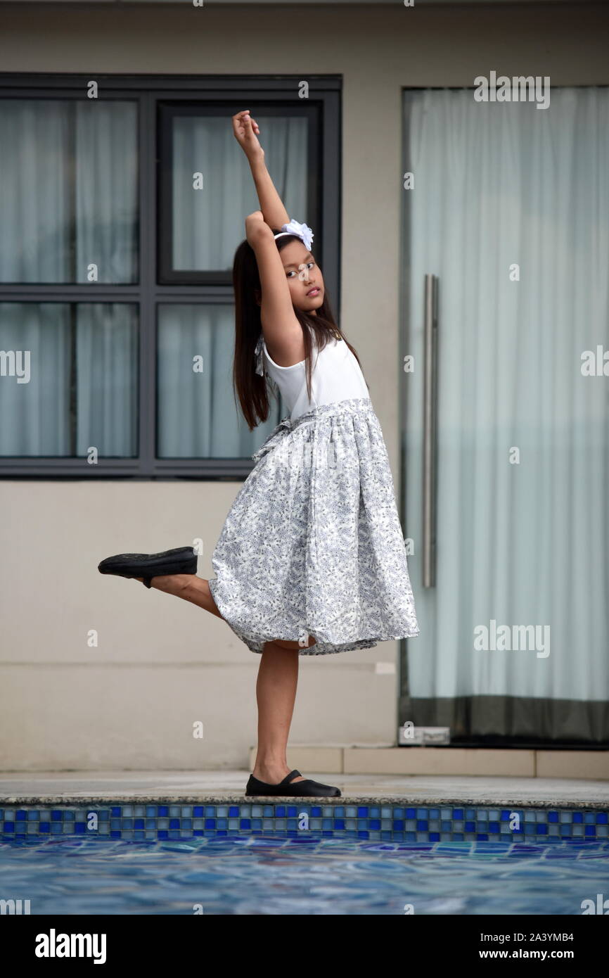 Jeune fille portant l'été Robe de danse Banque D'Images