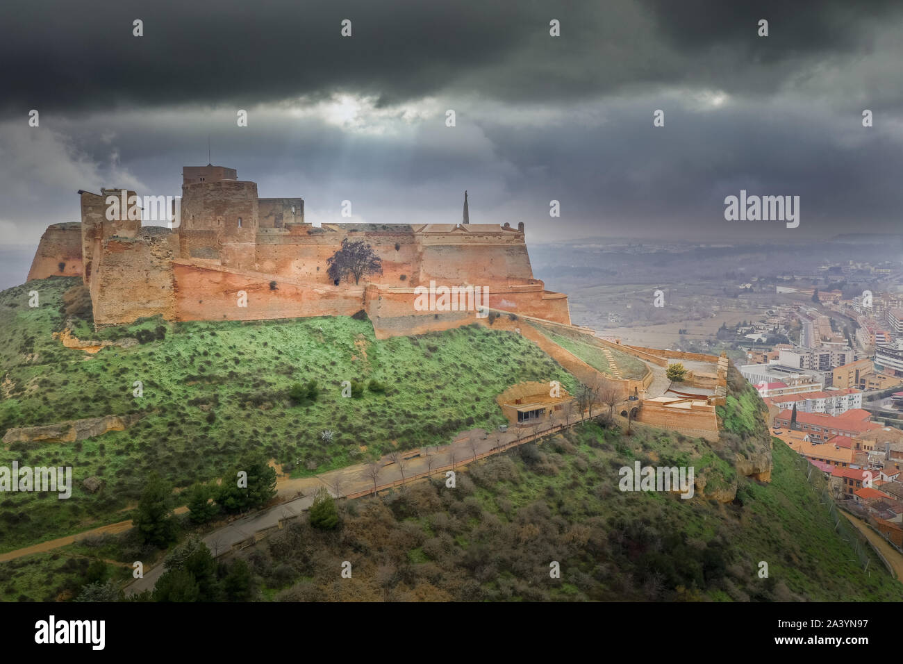 Vue aérienne de la forteresse de Monzon un ancien château chevalier Templer avec origines arabes dans la région de l''Aragon Espagne Banque D'Images