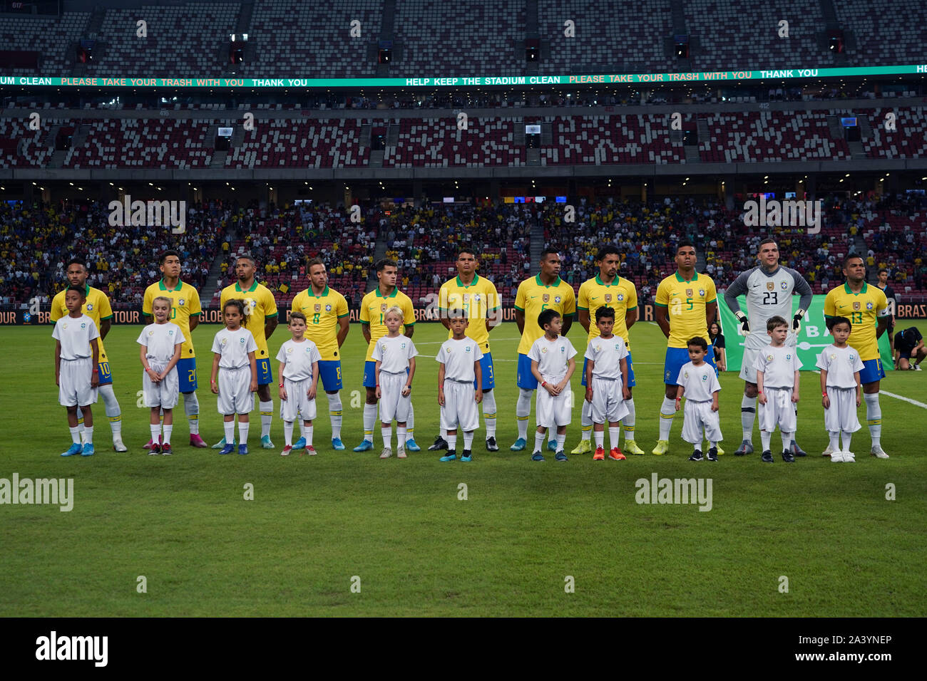 Stade National de Singapour, Singapour. 10 Oct, 2019. Match amical, le Brésil et le Sénégal ; les joueurs du Brésil s'aligner avant le match - usage éditorial : Action Crédit Plus Sport/Alamy Live News Banque D'Images Stade National de Singapour, Singapour. 10 Oct, 2019. Match amical, le Brésil et le Sénégal ; les joueurs du Brésil s'aligner avant le match - usage éditorial : Action Crédit Plus Sport/Alamy Live News Banque D'Images