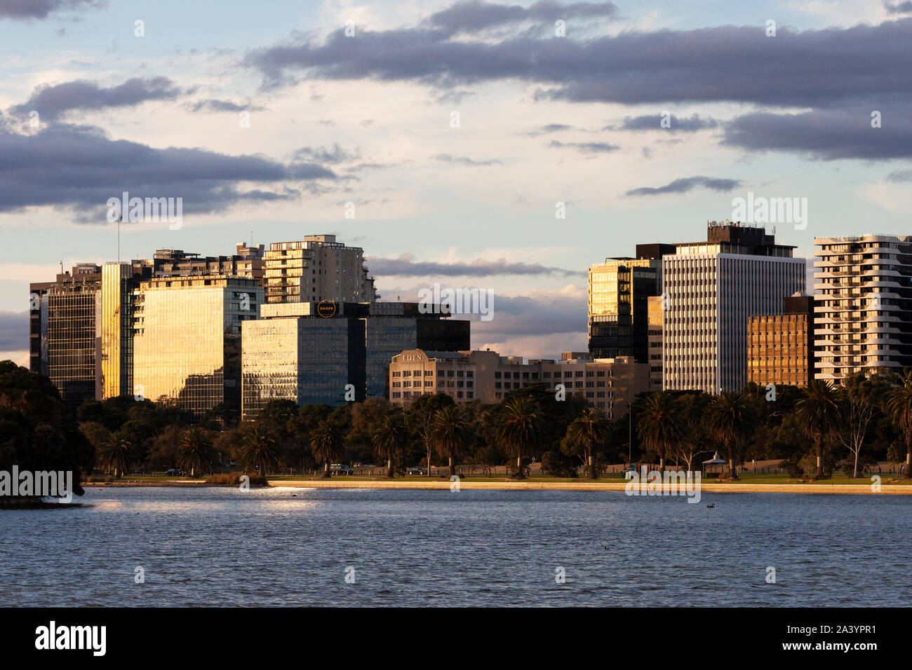 Coucher de soleil sur le centre-ville de Lac d'Albert Park l'architecture. Banque D'Images