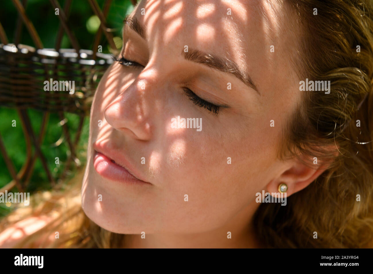 Portrait de jeune femme avec les yeux fermés Banque D'Images Portrait de jeune femme avec les yeux fermés Banque D'Images