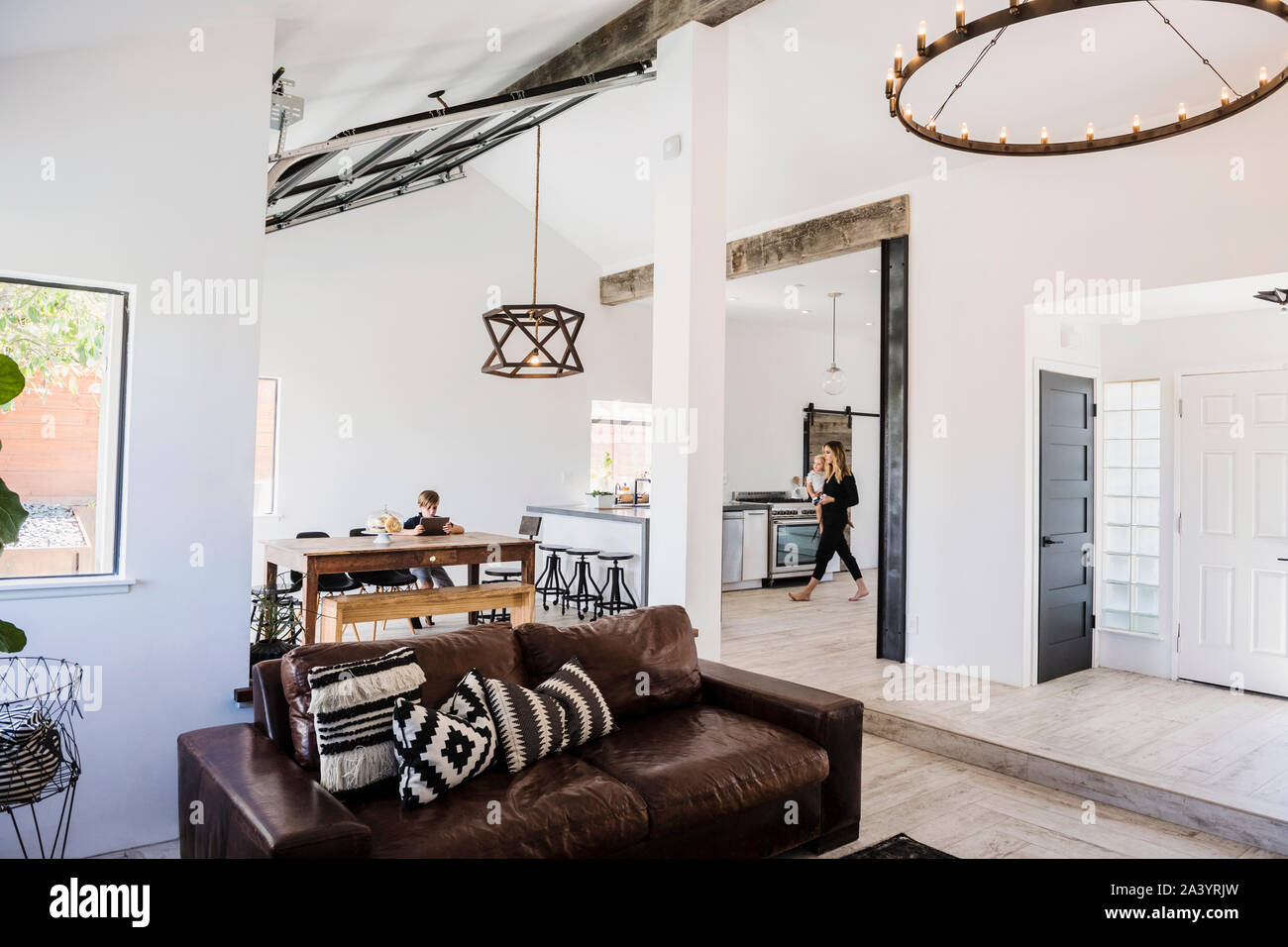 Mère et enfants en cuisine et salle à manger Banque D'Images