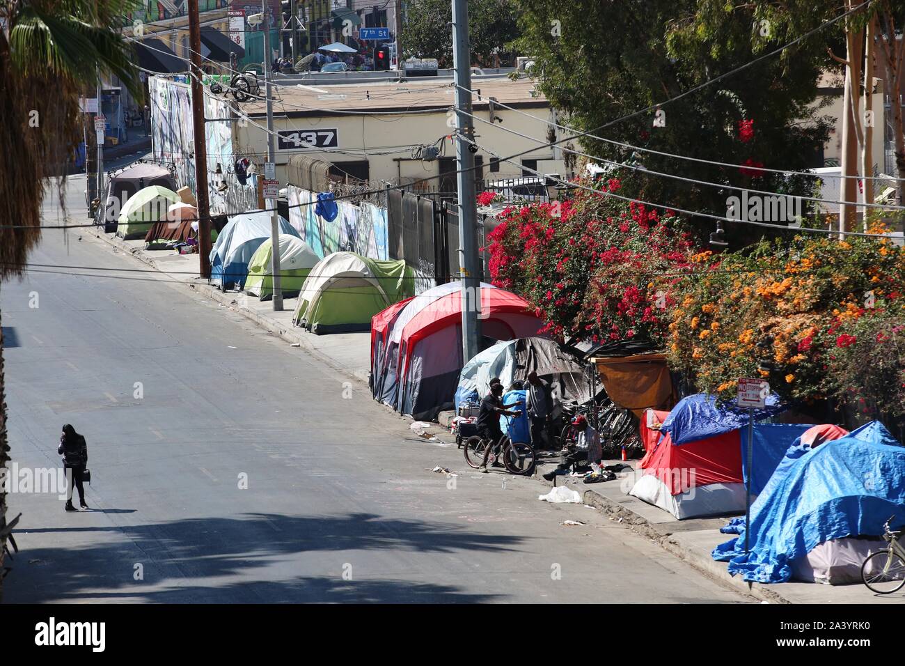 Los Angeles, Californie, USA. 5ème Oct, 2019. Skid Row est un domaine d'environ 50 blocs carrés situé juste à l'est du centre-ville de Los Angeles. Également connu sous le nom de Central City à l'Est, la région a une longue histoire comme un quartier résidentiel pour les personnes ayant le moins. Skid Row contient l'une des plus grandes populations stables (entre 5 000 et 10 000) des personnes sans domicile aux États-Unis. Credit : Katrina Kochneva/ZUMA/Alamy Fil Live News Banque D'Images