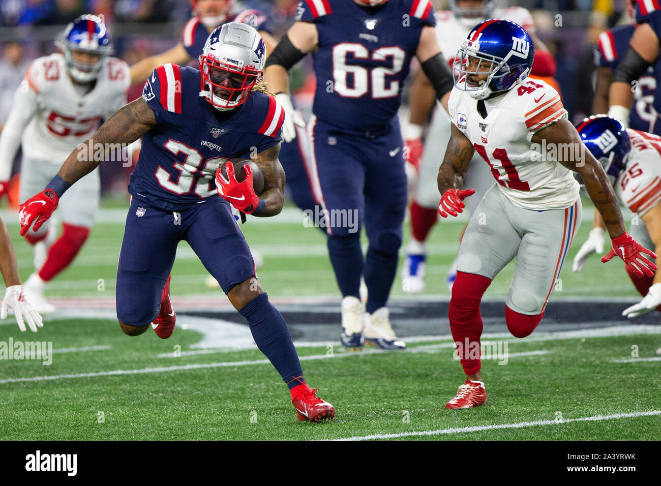 Foxborough, United States. 10 Oct, 2019. New England Patriots running back Brandon Bolden (38) frais de terrain et chassé par les Giants de New York gratuit à la Antoine Bethea (41) dans le premier trimestre au Stade Gillette à Foxborough, Massachusetts le jeudi 10 octobre, 2019. Photo de Matthew Healey/UPI UPI : Crédit/Alamy Live News Banque D'Images