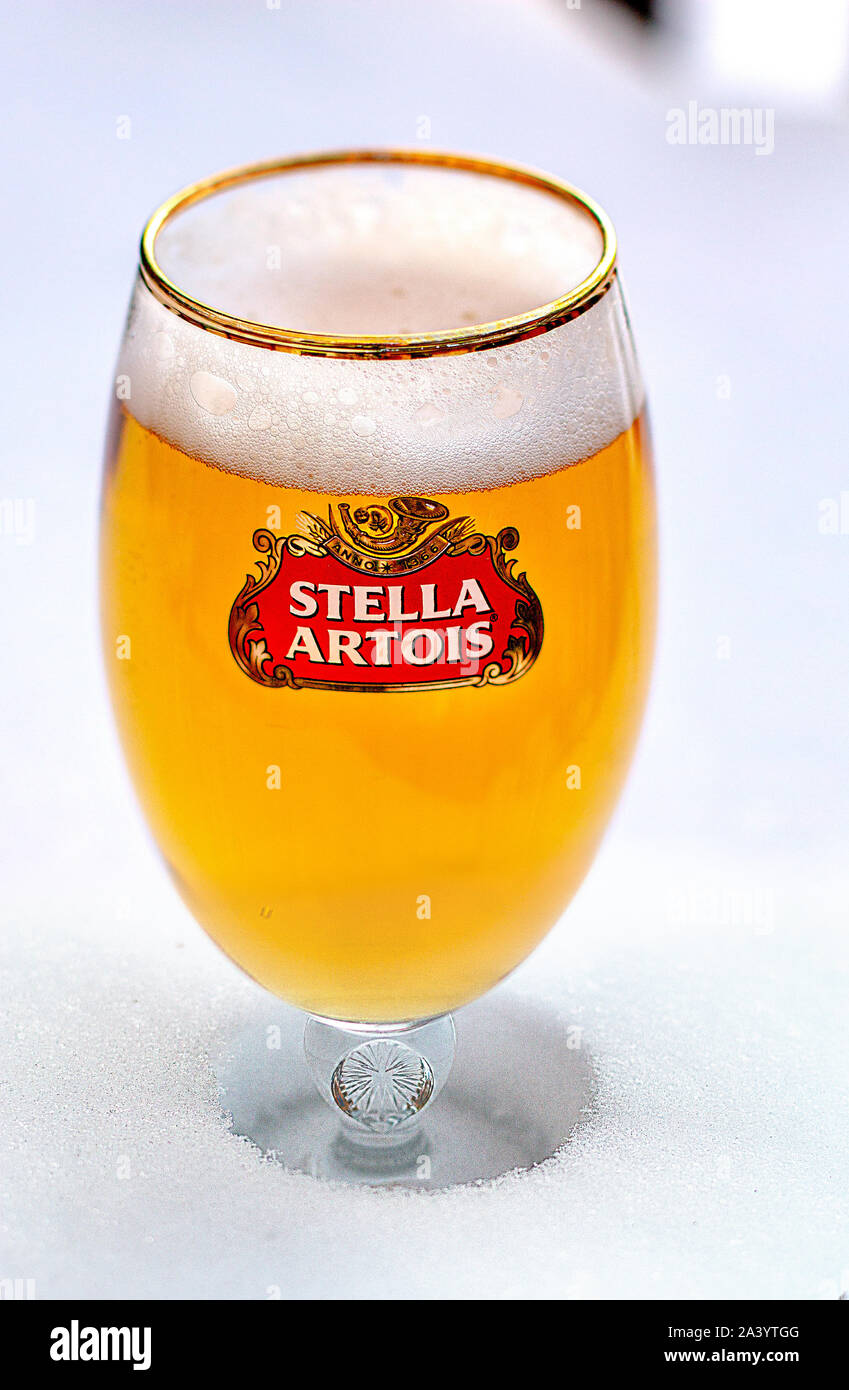 Gros plan d'une tasse de Stella Artois plein de bière sur la neige Banque D'Images