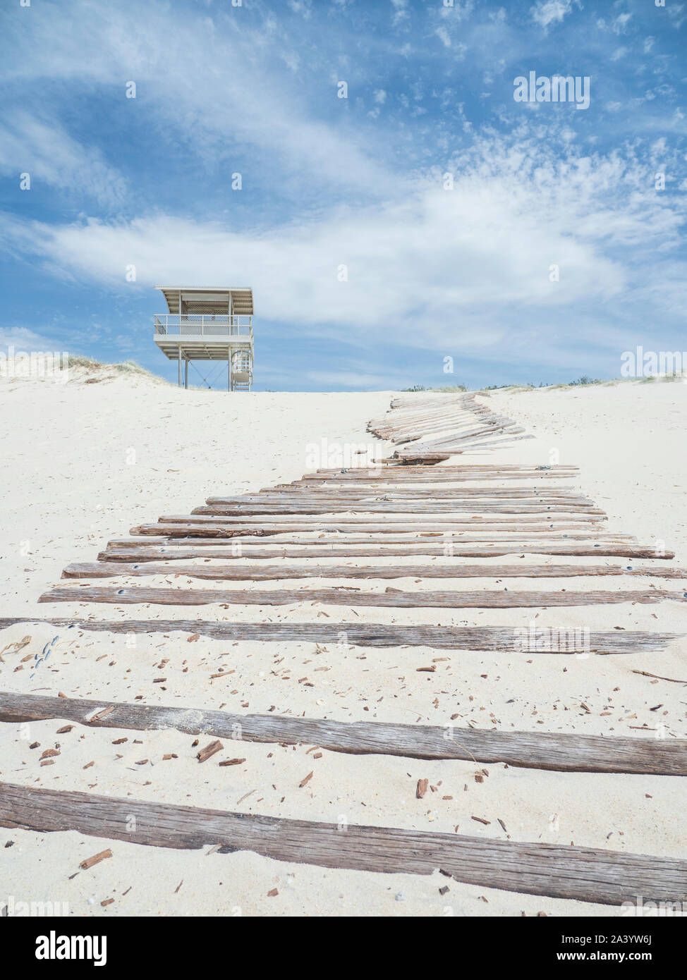 Lifeguard hut par boardwalk Banque D'Images