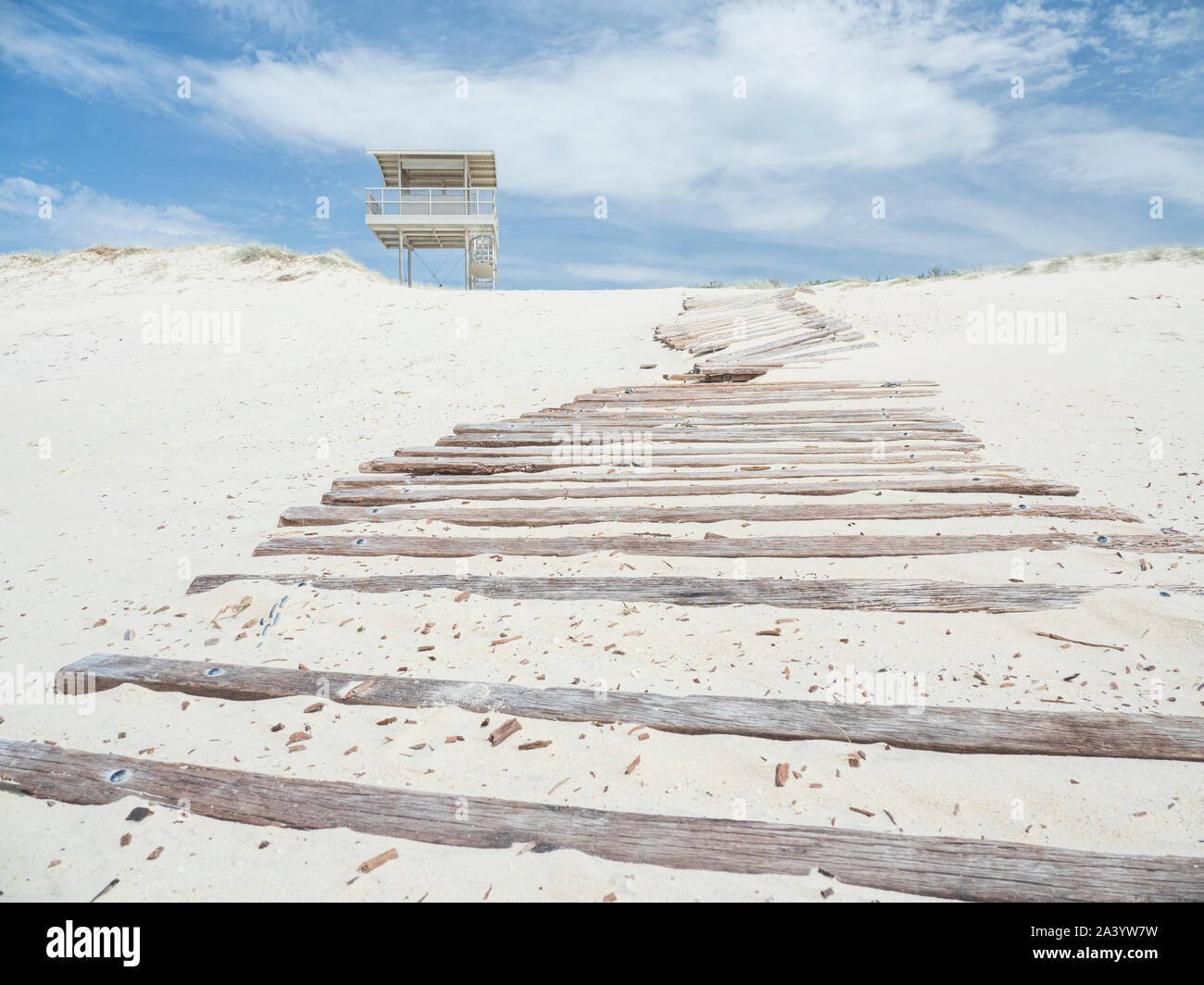 Lifeguard hut par boardwalk Banque D'Images