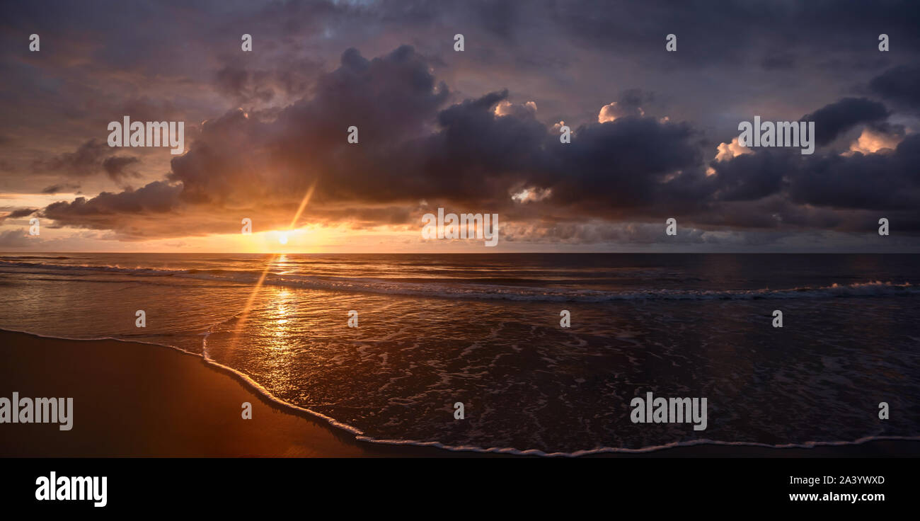 Plage au coucher du soleil Banque D'Images