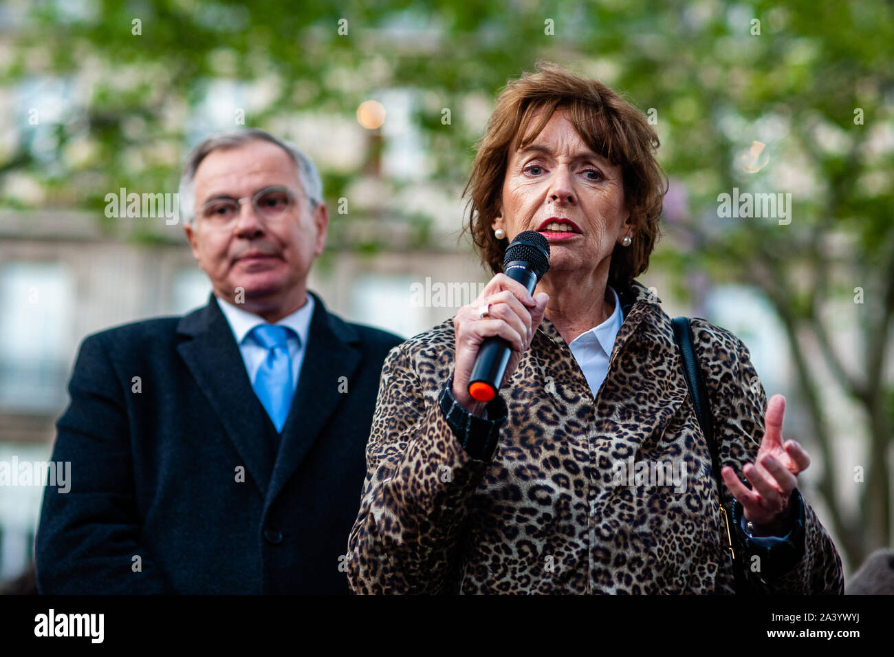 Henriette Reker, avocat et homme politique allemand indépendant parle pendant un rassemblement.Après deux personnes ont été tuées par un homme armé qui tente d'entrer dans une synagogue de la ville est-allemande de Halle, un rassemblement a lieu à Cologne. Des centaines de personnes se sont réunies autour de la cathédrale de Cologne pour montrer leur soutien en solidarité avec la communauté de Juifs à Halle et partout. Le rassemblement a été organisé par les deux partis politiques de l'Allemagne et Deutsch-Israelische Gesellschaft (DIG), un groupe de travail de l'Association fédérale de la société German-Israeli. Banque D'Images