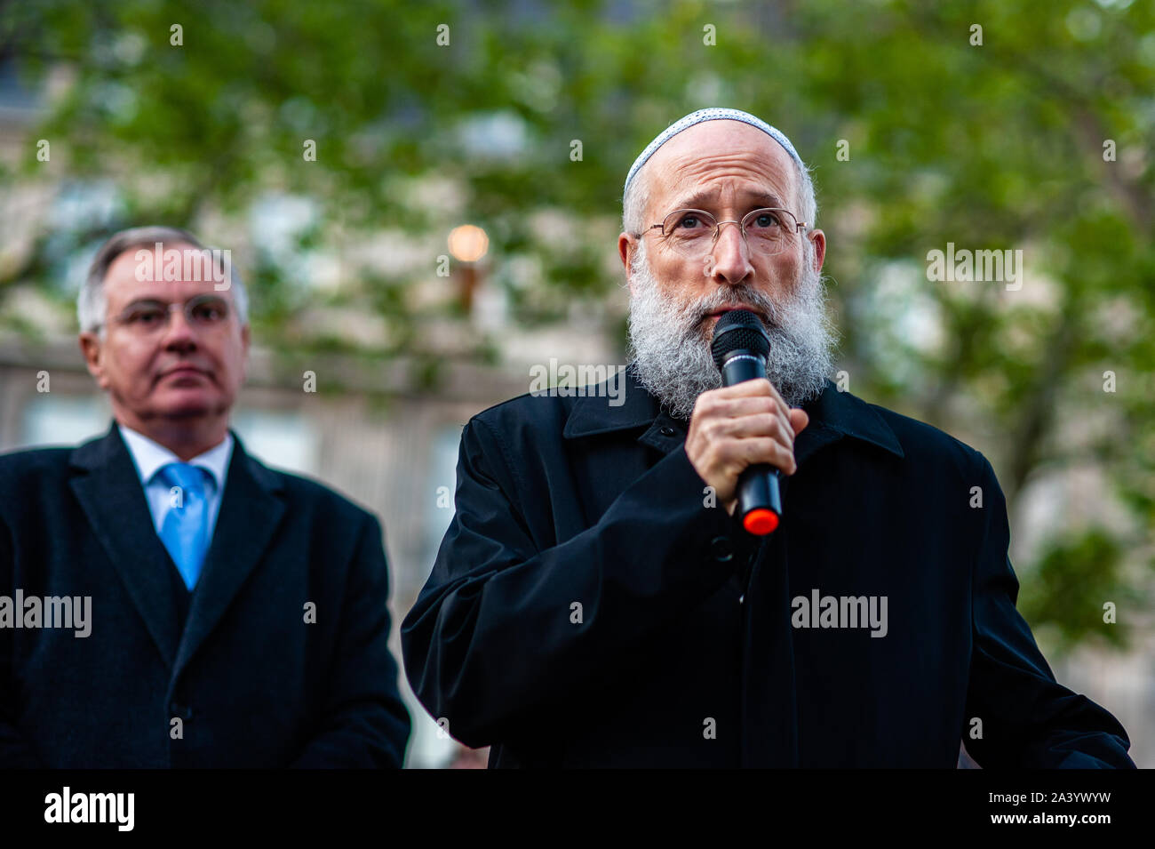 Cologne, Allemagne. 10 Oct, 2019. Un rabbin parle pendant un rassemblement.Après que deux personnes ont été tuées par un homme armé qui tente d'entrer dans une synagogue de la ville est-allemande de Halle, un rassemblement a lieu à Cologne. Des centaines de personnes se sont réunies autour de la cathédrale de Cologne pour montrer leur soutien en solidarité avec la communauté de Juifs à Halle et partout. Le rassemblement a été organisé par les deux partis politiques de l'Allemagne et Deutsch-Israelische Gesellschaft (DIG), un groupe de travail de l'Association fédérale de la société German-Israeli. Credit : SOPA/Alamy Images Limited Live News Banque D'Images