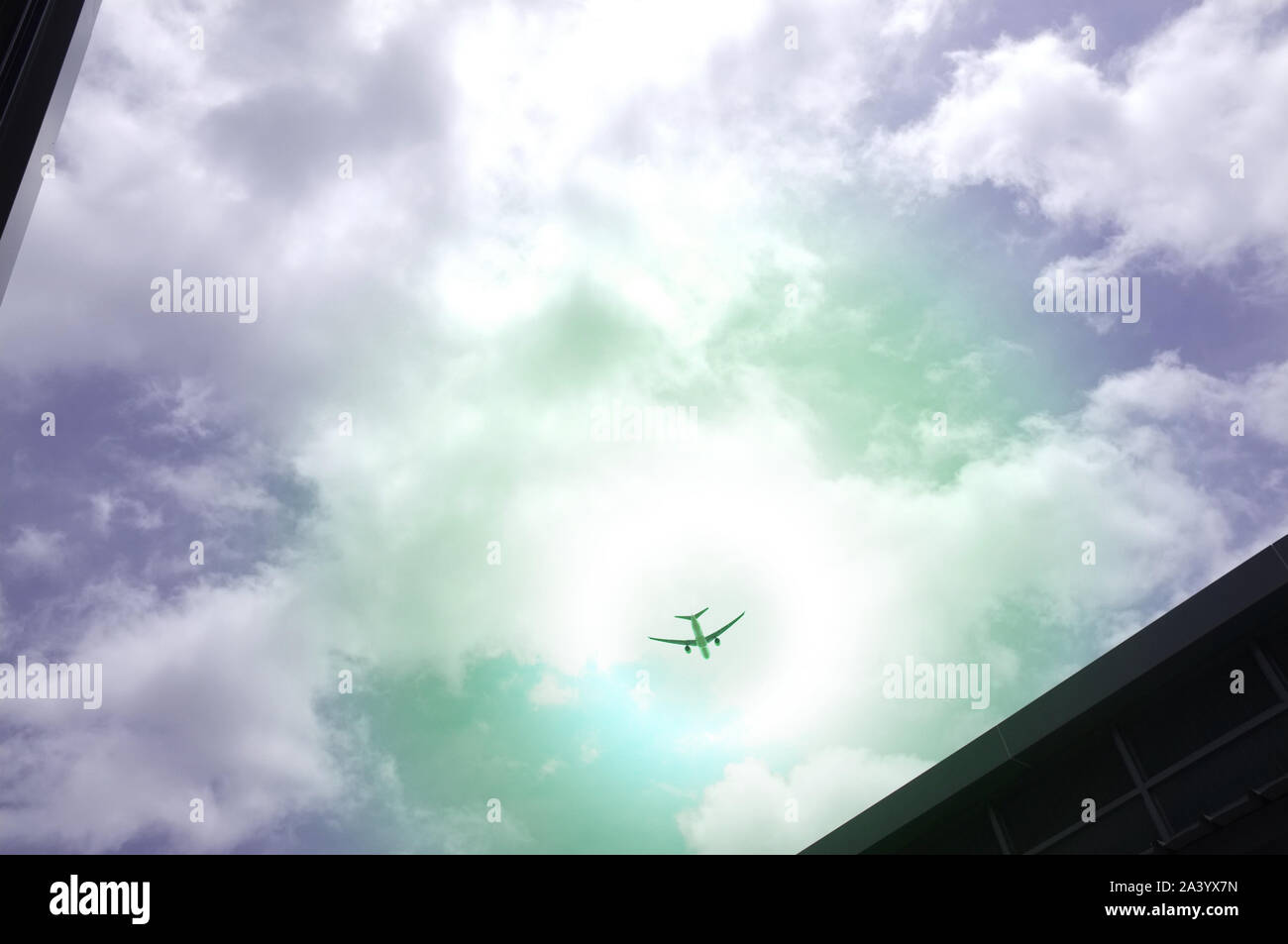 Silhouette avion dans le beau ciel Banque D'Images