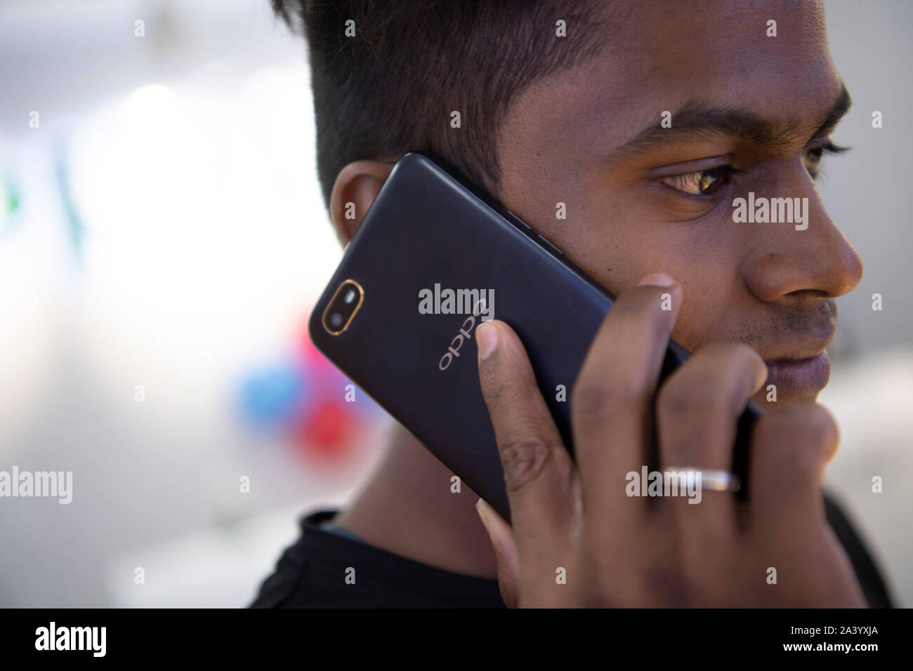 Beijing, l'Inde. 8 octobre, 2019. Un homme utilise un téléphone avec l'Oppo  chinois de la marque chez un centre commercial à Chennai, Inde, 8 octobre  2019. Pour ALLER AVEC : Spotlight :
