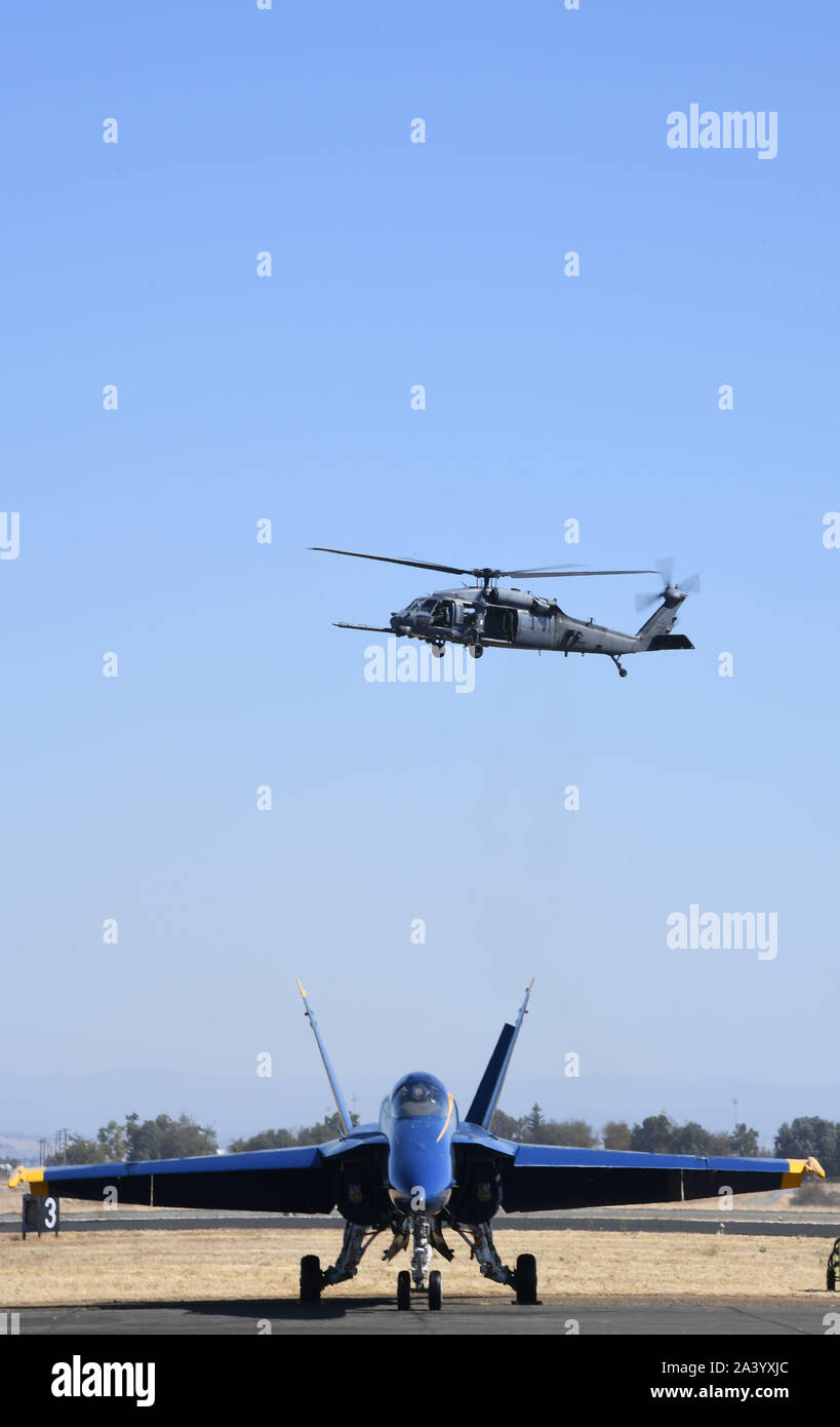 A California Air National Guard HH-60G Pavehawk hélicoptère de sauvetage à partir de la 129e Escadre de sauvetage montre le combat de l'autre côté de la U.S. Navy Blue Angel's zone de préparation au cours de la 2019 Capital Air Show à Mather Field, en Californie le 6 octobre 2019. Plusieurs cellules de la California Air National Guard participent à l'Airshow et démontrant l'Air National Guard support unique de capacités disponibles pour l'état d'urgence et des organismes civils en plus de mettre sur un grand spectacle pour l'Airshow participants. (U.S. Air National Guard photo de Tech. Le Sgt. Christian Jadot) Banque D'Images
