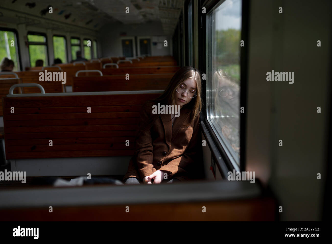 Jeune femme dormir sur le train Banque D'Images