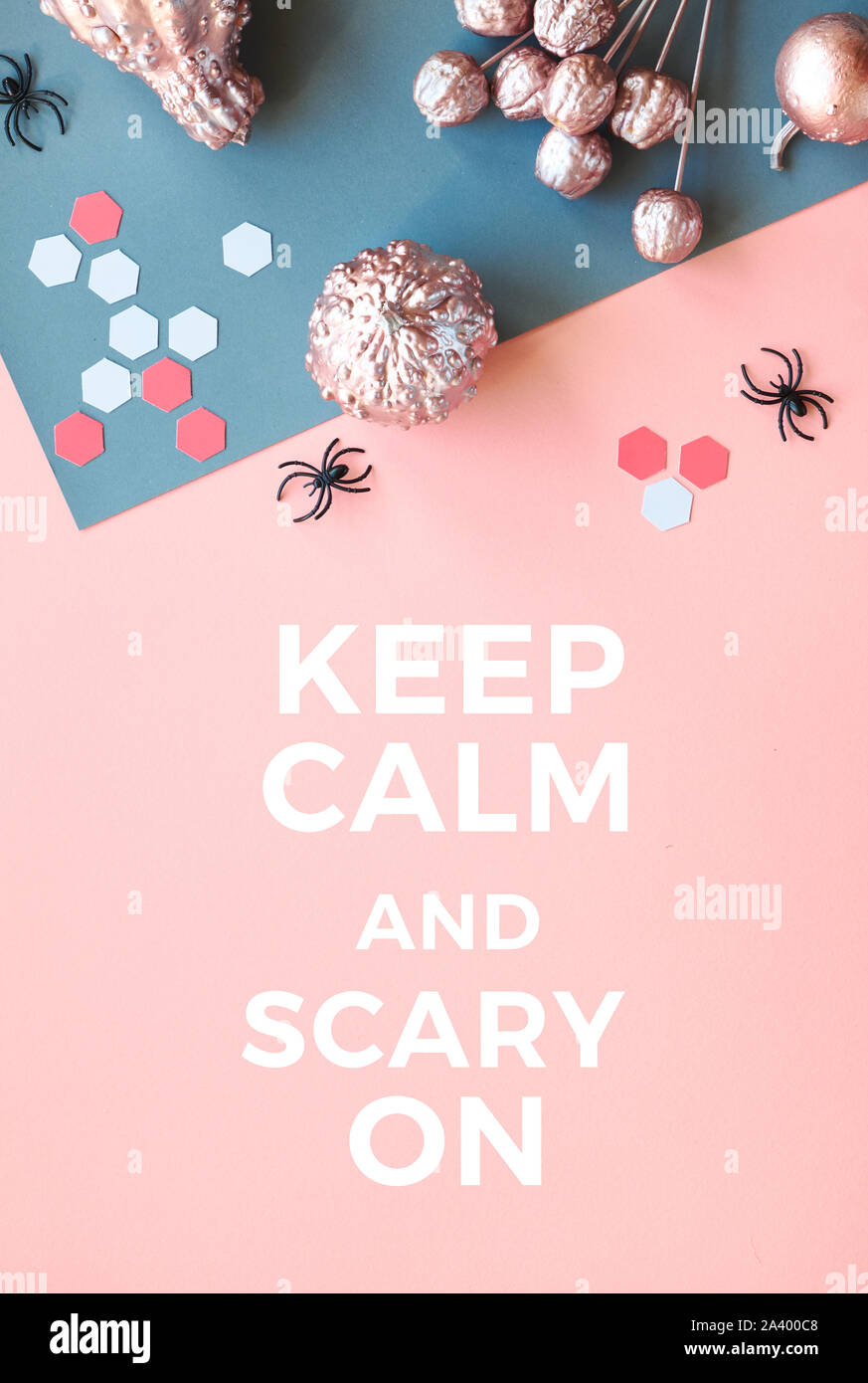 Télévision Halloween papier jeter en rose et gris avec fond papier split peint rose des citrouilles, des araignées, des hexagones, yeux chocolat et de texte Banque D'Images