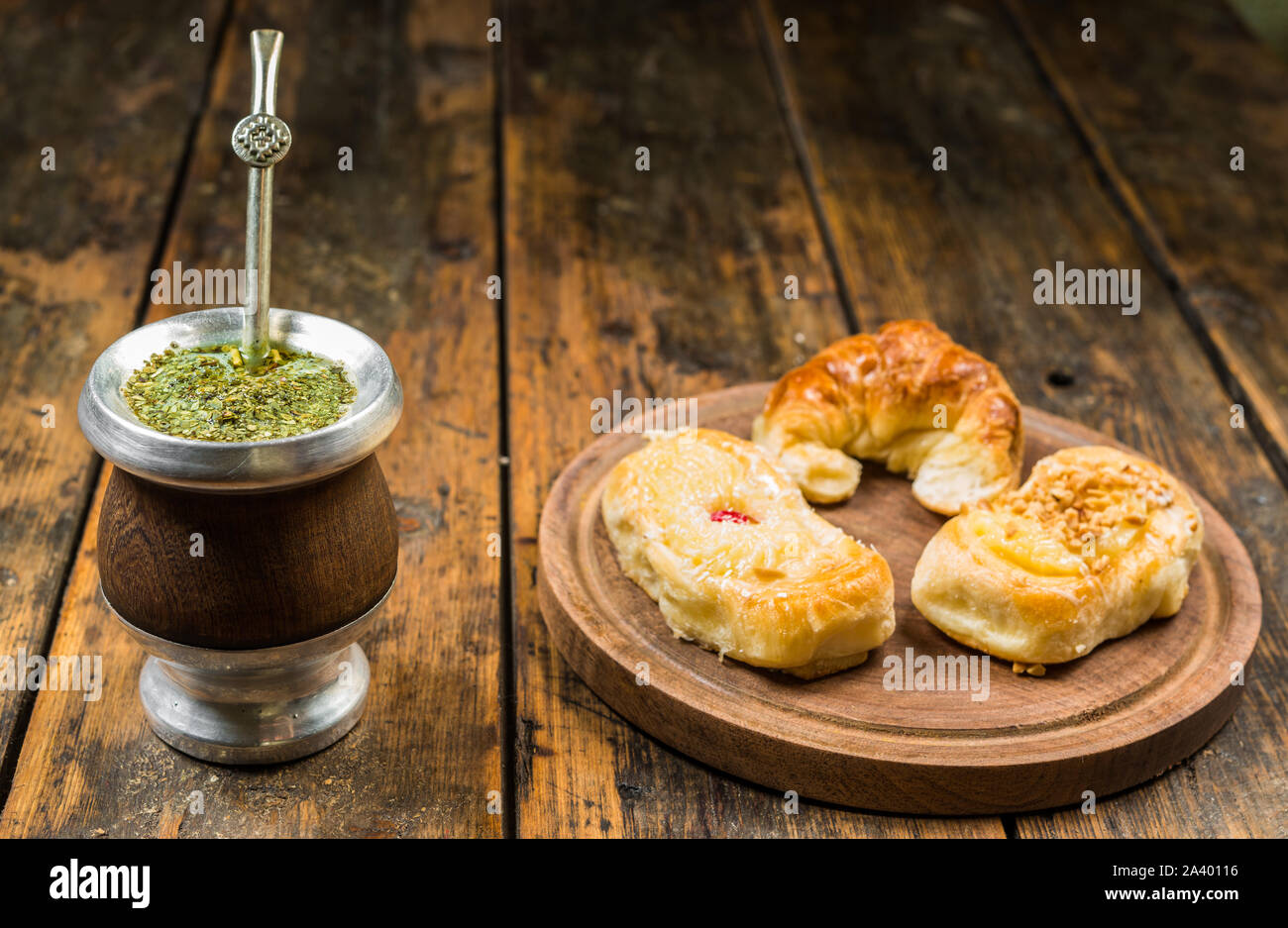 Le yerba maté argentin traditionnel plateau à calabash gourd et argentin des pâtisseries. Banque D'Images