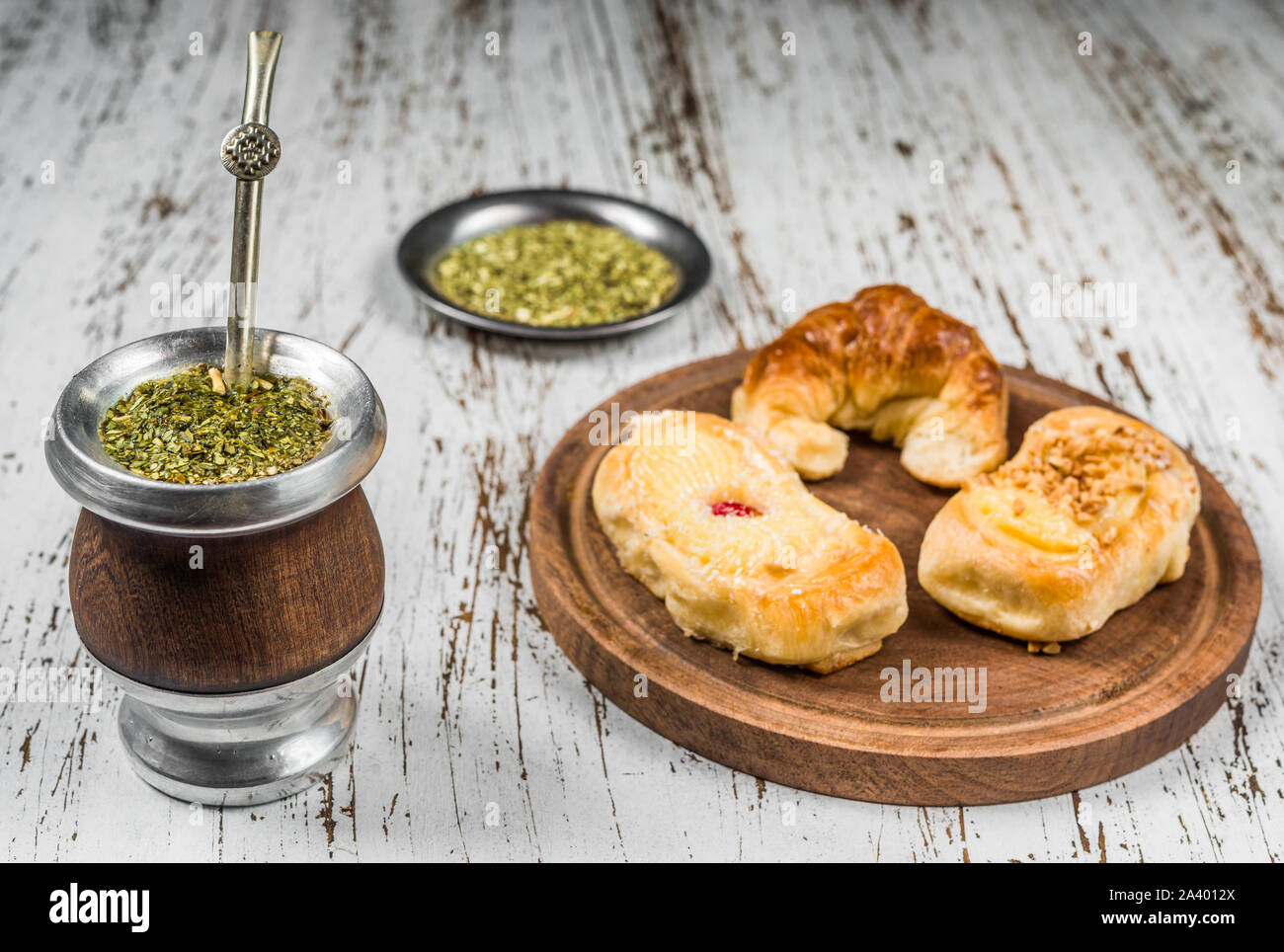 Le yerba maté argentin traditionnel plateau à calabash gourd et argentin des pâtisseries. Banque D'Images