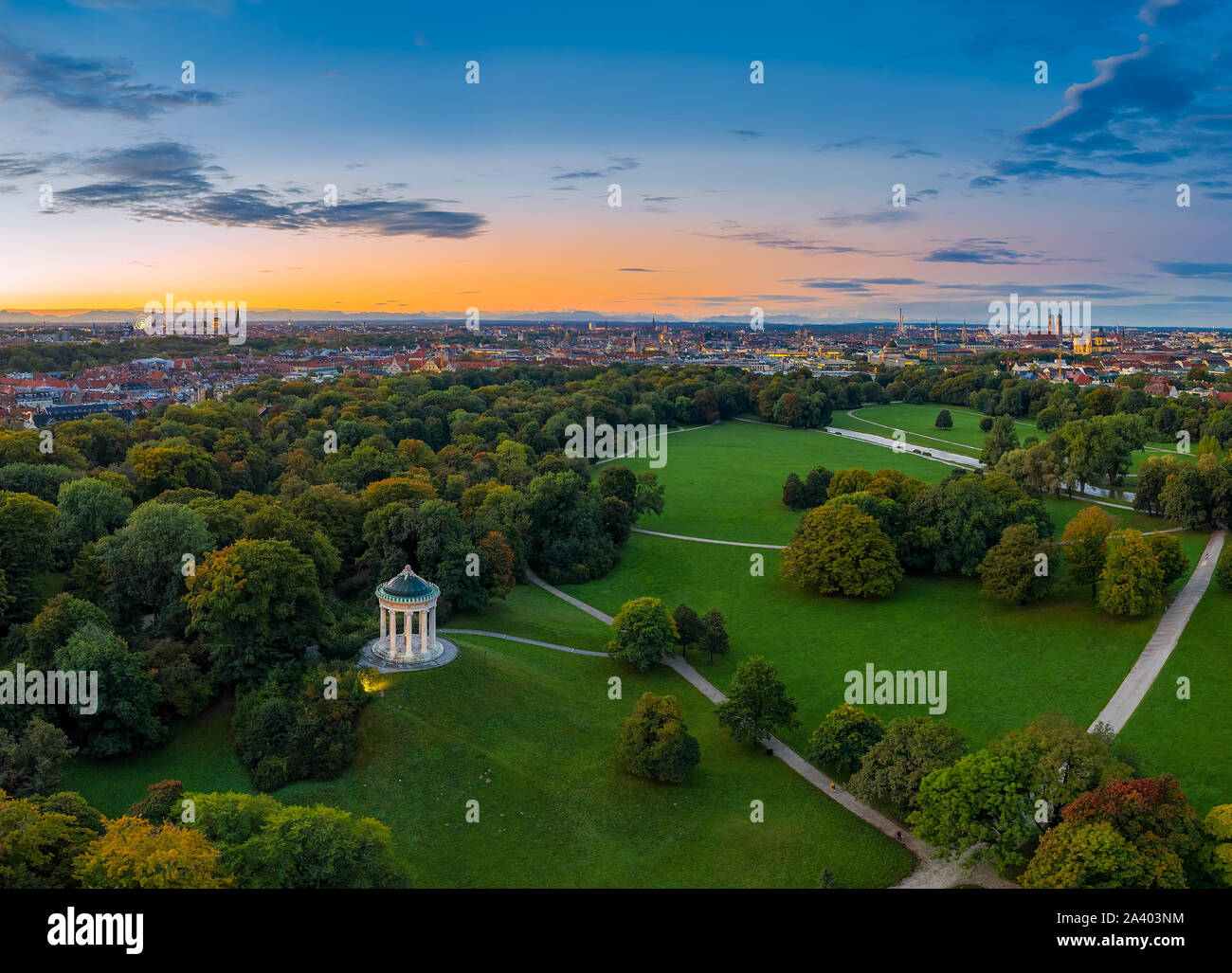 La belle humeur du matin en automne par un vol au-dessus du Jardin Anglais de Munich, Bavière. Banque D'Images