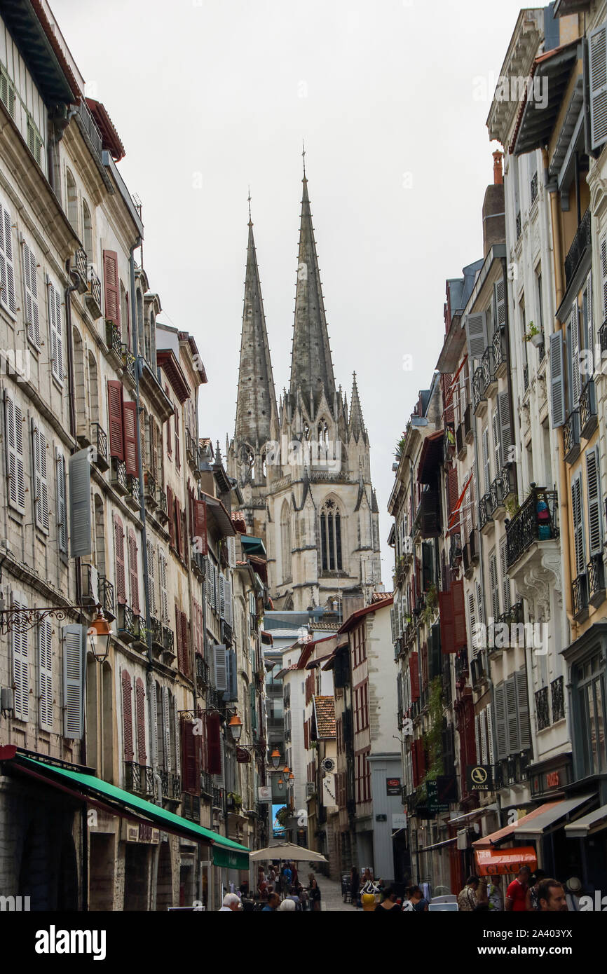 À Bayonne, FRANCE - LE 08/28/2017 - le centre hstorical de la ville basque de Bayone, en Aquitaine, France Banque D'Images