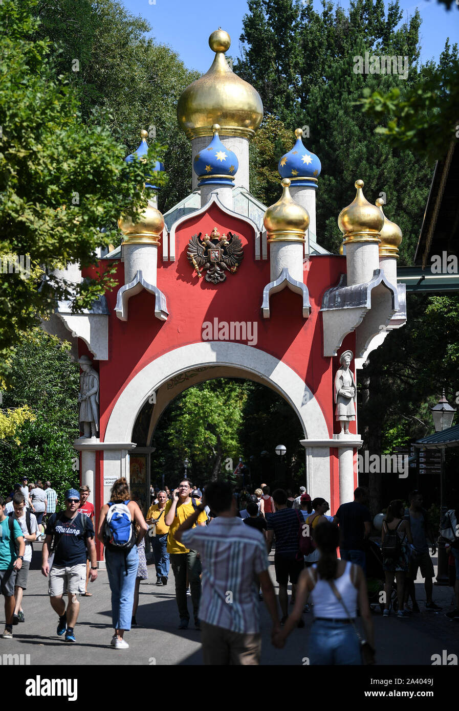 27 août 2019, Bade-Wurtemberg, la rouille : visiteurs franchissent une porte à Europa-Park russe. Le parc couvre 95 hectares et, selon les opérateurs, attire plus de 5,6 millions de visiteurs chaque année avec plus de 100 attractions et spectacles. Il est donc le plus important en Allemagne et, après Disneyland Paris, le parc à thème le plus visité en Europe. Photo : Patrick Seeger/dpa Banque D'Images