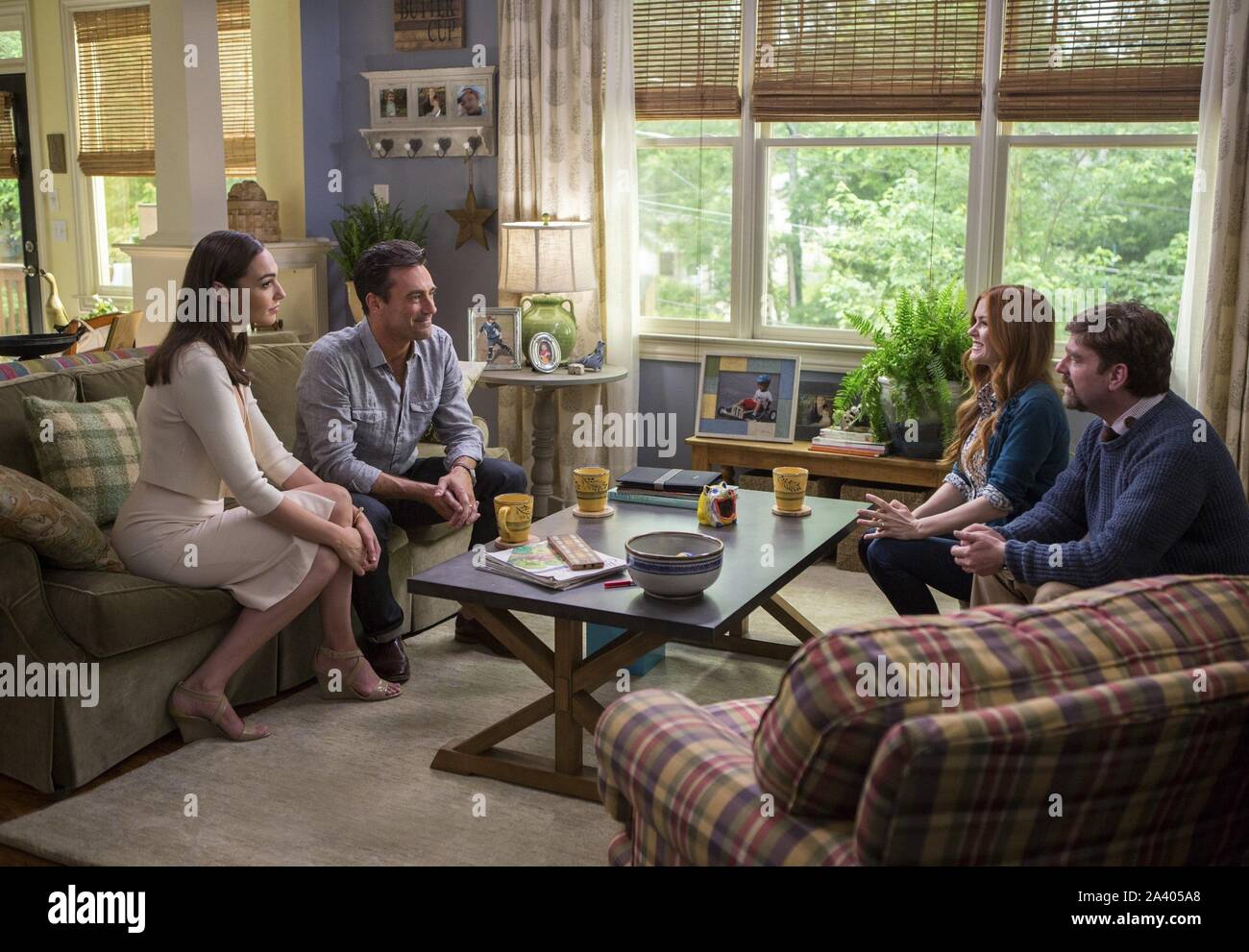 DATE DE SORTIE : Octobre 21, 2016 Title : Suivre les Joneses STUDIO : 20th Century Fox Réalisateur : Greg Mottola PLOT : un couple de banlieue devient impliqué dans une intrigue d'espionnage international lorsqu'ils découvrent que leurs nouveaux voisins sont apparemment parfait des espions du gouvernement. Avec : Zach Galifianakis, Isla Fisher, Jon Hamm, Gal Gadot. (Crédit Image : © Twentieth Century Fox /Entertainment Photos) Banque D'Images