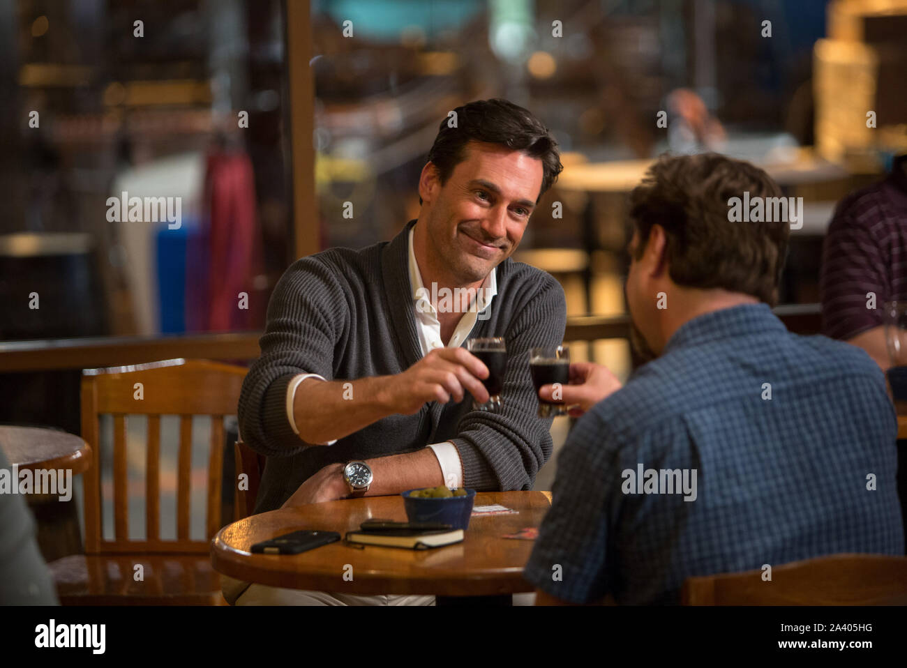 DATE DE SORTIE : Octobre 21, 2016 Title : Suivre les Joneses STUDIO : 20th Century Fox Réalisateur : Greg Mottola PLOT : un couple de banlieue devient impliqué dans une intrigue d'espionnage international lorsqu'ils découvrent que leurs nouveaux voisins sont apparemment parfait des espions du gouvernement. Avec : Zach Galifianakis, Isla Fisher, Jon Hamm, Gal Gadot. (Crédit Image : © Twentieth Century Fox /Entertainment Photos) Banque D'Images